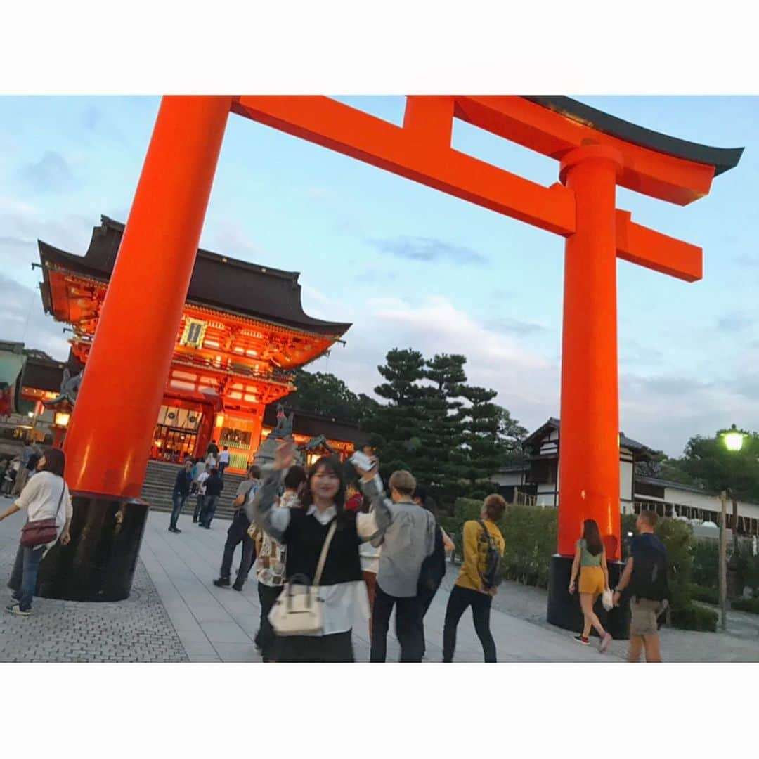 渡邊菜々さんのインスタグラム写真 - (渡邊菜々Instagram)「・ ⛩伏見稲荷大社⛩ ずっと行きたかったところ！！ 1番上まで登ってないから今度明るい時に行く︎☺︎♥ 雰囲気とか最高すぎた🥺🥺 帰りは勝牛！！なんちゃ初めて行った🐃 美味しかった︎☺︎ 京都楽しかったな〜🌅 ・ #伏見稲荷大社#伏見稲荷 #⛩ #4枚目#妹にめっちゃキレられた #お姉ちゃんうつらんで！！！って#なんかごめん笑 #牛カツ#京都#勝牛 #渡邊菜々#わたなな#🌻」9月26日 21時14分 - watanana1225