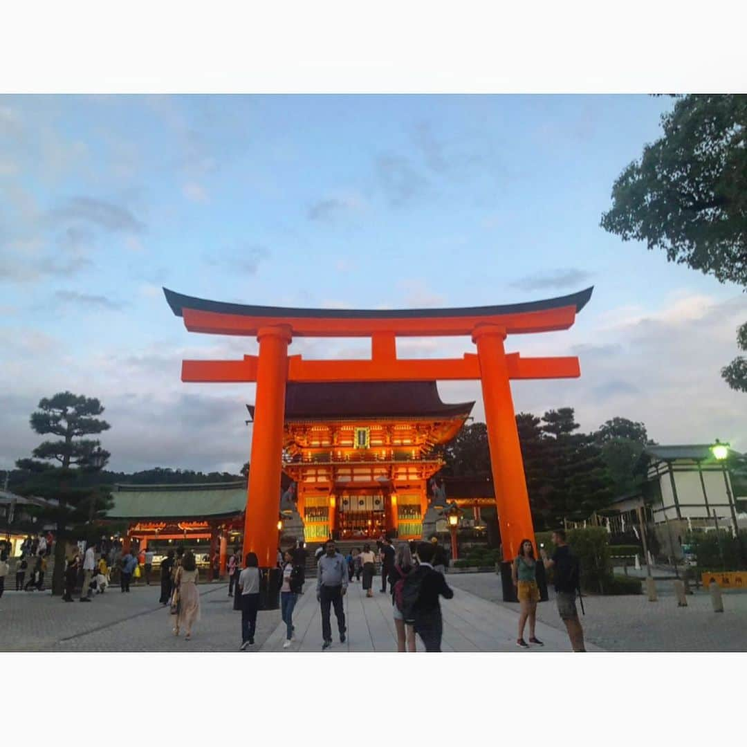 渡邊菜々さんのインスタグラム写真 - (渡邊菜々Instagram)「・ ⛩伏見稲荷大社⛩ ずっと行きたかったところ！！ 1番上まで登ってないから今度明るい時に行く︎☺︎♥ 雰囲気とか最高すぎた🥺🥺 帰りは勝牛！！なんちゃ初めて行った🐃 美味しかった︎☺︎ 京都楽しかったな〜🌅 ・ #伏見稲荷大社#伏見稲荷 #⛩ #4枚目#妹にめっちゃキレられた #お姉ちゃんうつらんで！！！って#なんかごめん笑 #牛カツ#京都#勝牛 #渡邊菜々#わたなな#🌻」9月26日 21時14分 - watanana1225