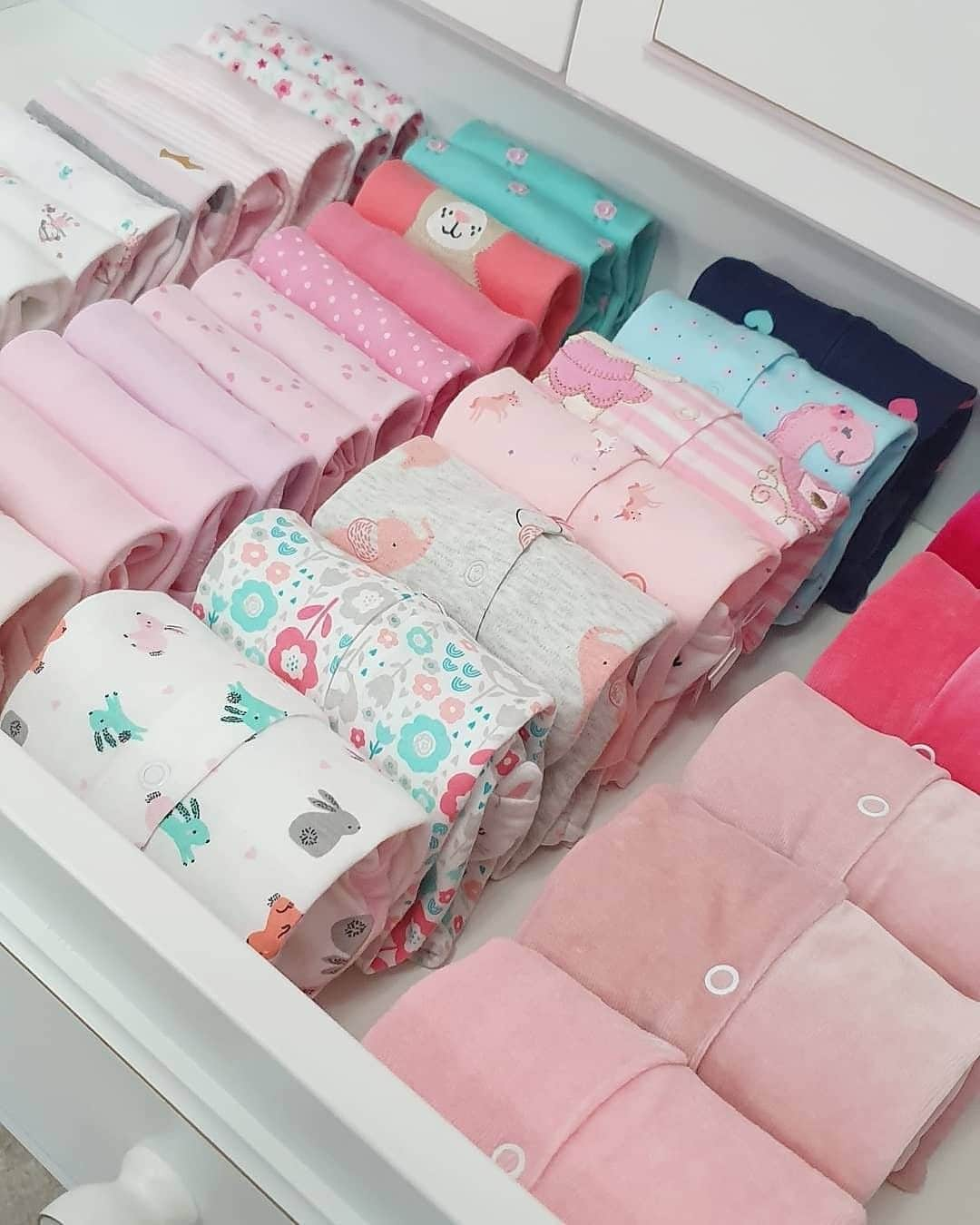 近藤麻理恵さんのインスタグラム写真 - (近藤麻理恵Instagram)「I get a lot of questions asking how to fold baby clothes. It’s simple: follow the @konmari.co Method, but reduce the number of folds until you find the rectangular shape that they can hold best. Beautiful work, @fabi_bartolli!」9月26日 21時20分 - mariekondo