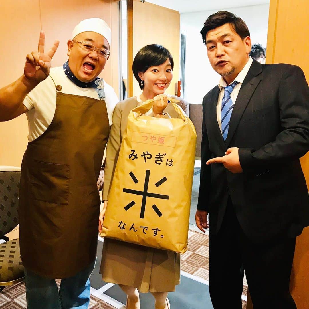 のインスタグラム：「今日は、サンドウィッチマンのお二人が出演する宮城米新CMの発表イベントの司会をさせていただきました🎤 イベントで、サンドのお二人に、おにぎりを握ってもらったのですが、なんと富澤さんは、人生でおにぎりを握ったことがないらしく、手でぺちゃんこにしながら作っていました🍙 「子供の頃、作らなかったんですか？」って聞いたら、ボウルに入れてクルクル回して作っていたそう。 なるほど、その手があったか… #宮城米  #サンドウィッチマン  #おにぎり #らいすぼーる」