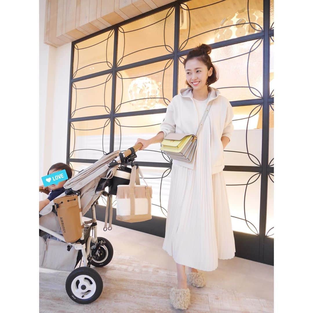 のインスタグラム：「・ 先日のコーデです👗 one-piece: @mm6maisonmargiela  outer: @verofonna  shoes: @zara ママbag: @aulady103_official  bag : @marni ・ この日はアイボリーとベージュ系でまとめたコーデでした♡ やっぱこの @verofonna のバックフリルパーカー可愛い！！ これからの季節着まくることでしょう。 ・ そして、ストーリーでたくさん質問いただいてた、おnewのママバッグ👜 大きいサイズのママバッグは3種類程持っていて、それをローテーションしてるんだけど、ちょっと近くまで行く時やそこまで荷物多くないときの、少し小さめのママバッグが欲しくて、ぴったりなのを @aulady103_official で見つけたのでget💛 ・ しかも、内側がPVC加工になってるから汚れにくくて最高！ あと、ショルダーもついてたのでそれも嬉しいポイントでした♡ ベビーカーとカラーの相性も良いし、デザインも可愛いし、使い勝手もいいからすごく気に入ってる💛💛 大きいサイズもありましたよ〜🙌 __________________________ #ootd #coordinate #コーディネート #outfit #fashion #ファッション #コーデ #ママバッグ #aki_mamalife #ママコーデ」
