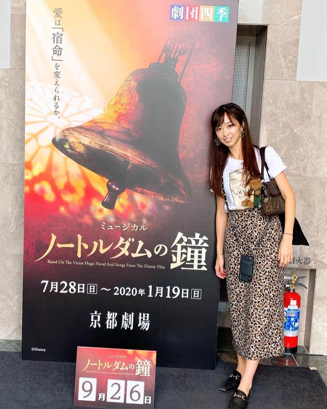 志摩夕里加のインスタグラム：「🔔🔔🔔🔔 2019年9月26日マチネ 下手通路席✨前から2列目だけどほぼ最前列でオフマイクがよぉーく聞こえる👂💓 「ねぇ肉屋さん💃」（エスメラルダ） 「はい！😳」（オフマイク） 「よかったなぁ😁」（オフマイク） 面白すぎたぁ👏👏 初見の寺元カジは出てきた時、子供かと思うぐらい華奢だけど、高音オバケ👻‼️まぢで、歌がうまーい♪また凄い人現る👍✨ 奇跡もとめて♪でカジ目の前だったから本当悲しくなって大号泣した😭 この作品は何回観てもストーリーが深く、心が浄化されます✨✨🔔 脚本、演出、音楽がとにかく好き👍 京都🔔2日間ソワマチ見れて本当に良かったです✨ またすぐ見に来たい💓 京都観光も最高🤣 ・ ・ #劇団四季 #ノートルダムの鐘 #劇団四季ノートルダムの鐘 #shikitheatrecompany #京都　#🔔　#京都劇場　#京都劇場ノートルダムの鐘 #musical #ミュージカル #ディズニー #劇団四季好きな人と繋がりたい #んーおいthy」