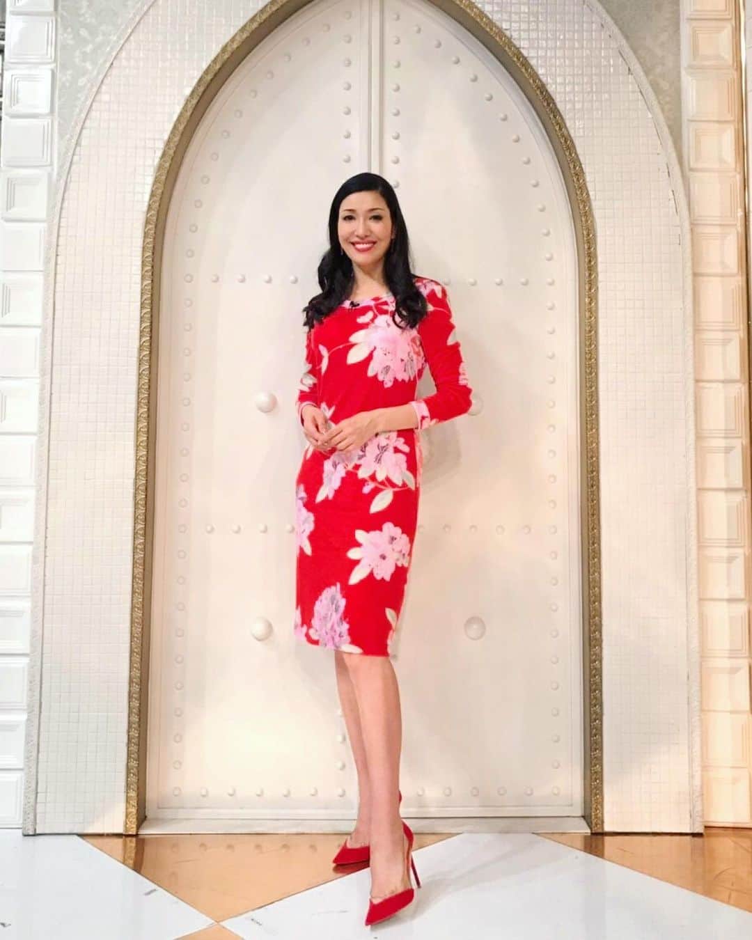 のインスタグラム：「全身赤コーデは元気が出る✨☺️ レオナールは、【世界で最も美しいプリント】と称され、高度な熟練の職人のシルクスクリーンプリントで、色が幾度と重ねられる✨ 。 #立てば芍薬座れば牡丹歩く姿は百合の花でありたい #そんな言葉がぴったりくるレオナールのワンピ #美しい服を身に纏うと姿勢も良くなる✨ #秋は赤率が高めになる @leonardparis #fashion @bananarepublic_jp」
