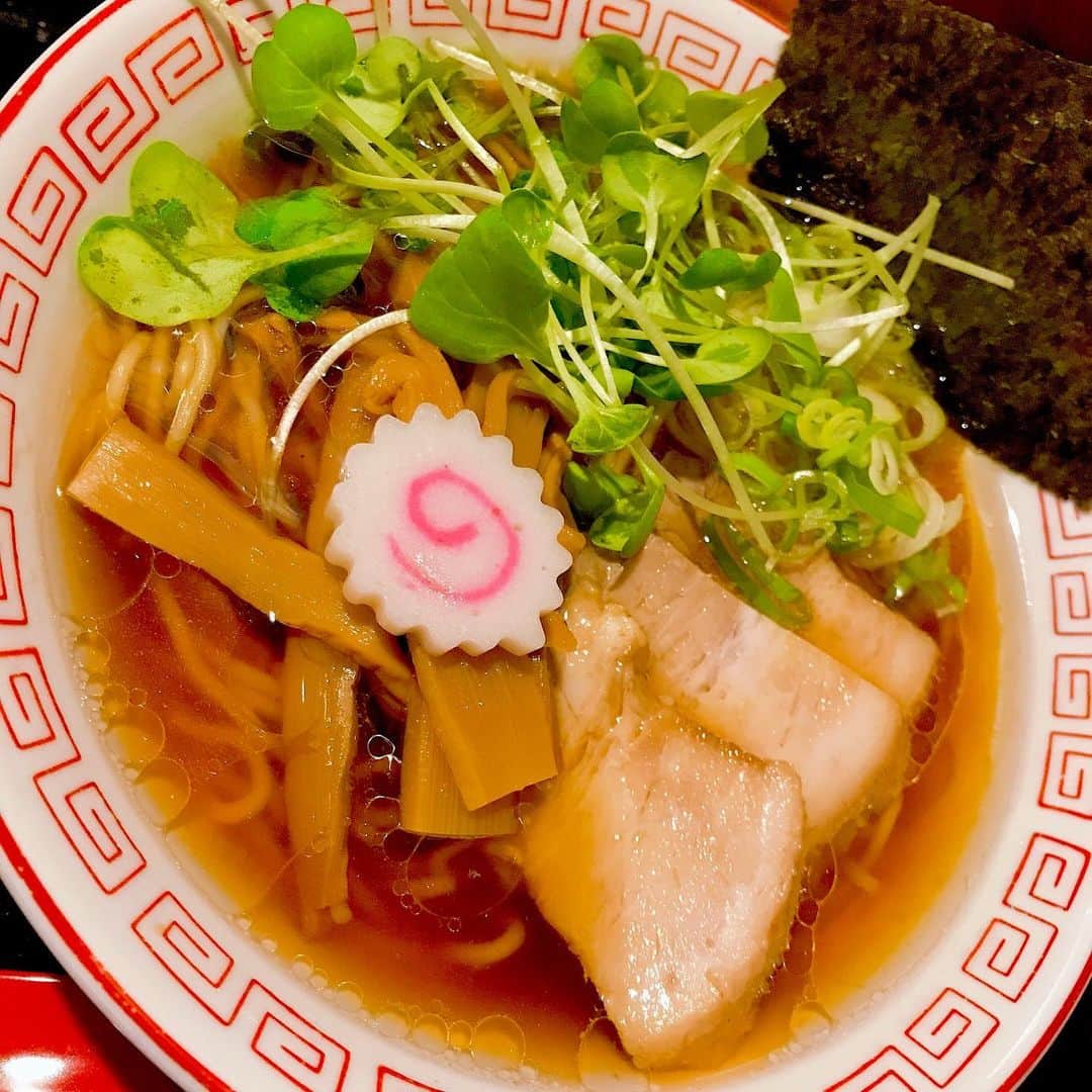 のインスタグラム：「ラーメン😚🍜 娘は大盛り😎  チャーシューは全部あげました〜✨ #ラーメン #らーめん #らーめん女子 #ラーメン好き #大好き #拉麺 #麺類 #love #ごちそうさまでした #また来ます #メンマ 大好き過ぎる #ネギ も大好き過ぎる #カウンター 少し落ち着かないけど1人だと楽 #insta #instafood #japanesefood #ramen #instagood 週に5回はラーメン食べたいって思う #instalike #instalove #食 #幸せ #happy 今日は #あっさり #さっぱり  #フリーモデル」