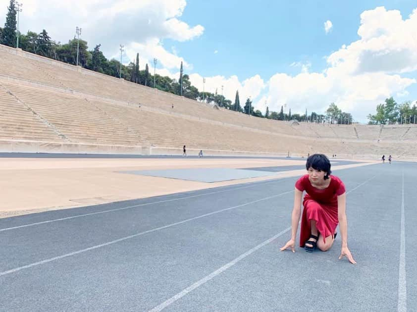 朝日放送「朝だ！生です旅サラダ」さんのインスタグラム写真 - (朝日放送「朝だ！生です旅サラダ」Instagram)「@e_n_n_a_ スタジアムで出会った子どもたちとのラン！🏃‍♂️🏃‍♀️💨 結果は………あっけなく敗北！笑😂 これでも昔は運動神経ばりばりのバスケ部だったのに…😭と哀しくなりましたが… 子どもたちの可愛いさに癒されました😻❤︎ とはいえ、さすがオリンピックのスタジアム！ 思い切り走るのはとても爽快で楽しかったー！！✨ 選手たちはたくさんの観客を目の前にどんな気持ちだったのだろう💭💭💭 表彰台も当時のままあるので、みんなで #記念撮影 したよ🥇✨ _ #思い切り走ってみた #爽快  #表彰台に立ってみた #銅メダル #Παναθηναϊκό Στάδιο #パナシナイコスタジアム #アテネ #Αθήνα #Greece #Ελλάδα _ #ABCテレビ #朝日放送テレビ #朝だ生です旅サラダ #旅サラダ #旅サラダガールズ #山代エンナ #イラストレーター #海外 #旅 #travel #trip」9月26日 12時42分 - tabisalad