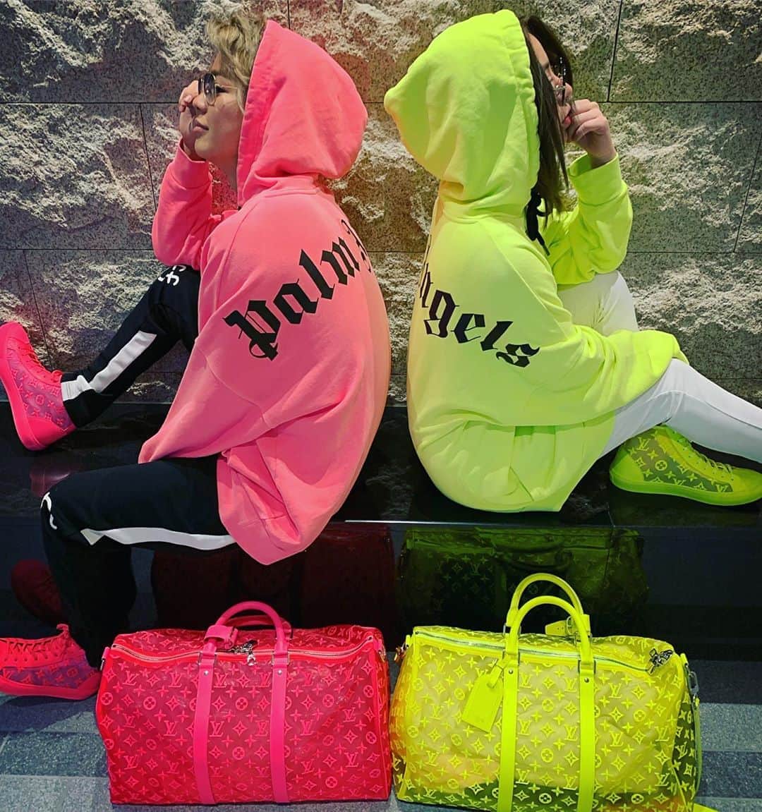 のインスタグラム：「Pink or Yellow？？？﻿ ﻿ 俺がネオンを好きなのか﻿ ネオンが俺を好きなのか🤪﻿ ﻿ #ootd﻿ #palmangels﻿ #louisvuitton﻿ #pink #yellow﻿ #リンクコーデ﻿ #日本一ピンクが似合う男を目指して」