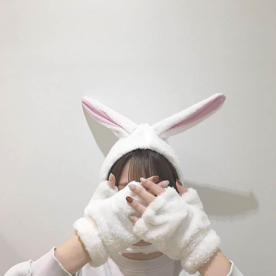 3COINSさんのインスタグラム写真 - (3COINSInstagram)「❋Halloween仮装グッズ❋﻿ ﻿ まだまだございます、3COINSのハロウィングッズ！﻿ ﻿ 手軽にハロウィン気分を味わいたい…！﻿ そんな方々におすすめな仮装グッズも多数ございますよ♪﻿ ﻿ ご家族や、お友達とのハロウィンパーティ。﻿ 仮装グッズを取り入れると華やかで気分も上がりますね☆﻿ ﻿ 金沢リント100番街店のchisa( @3coins_kanazawa.chisa )はうさぎになれちゃうアイテムをご紹介中！﻿ ﻿ ﻿ ✎︎＿＿＿＿＿＿＿＿＿＿＿＿＿＿＿＿＿＿＿＿＿﻿ ﻿ ﻿ ﻿ ハロウィンアイテム第二弾🎃👻﻿ 店頭に並んでおります❤︎﻿ ﻿ ﻿ その中でもイチオシはこれです𓈒𓏸﻿ ﻿ ﻿ □にくきゅう手袋﻿ ¥300+tax﻿ □うさ耳かぶりもの﻿ ¥500+tax﻿ ﻿ それぞれホワイト/ピンクの2色展開です✌︎﻿ ﻿ ﻿ お友達やご家族、恋人などと﻿ お揃い色違いにして使っても可愛いです➿❤︎﻿ ﻿ ﻿ ぜひ店頭にてcheckしてみてくださいね！﻿ ﻿ ﻿ －－－－－－－－－－－－－－－－－－－－－﻿ 店舗により入荷日や在庫状況は異なります。﻿ お問い合わせは直接店舗までお願い致します。﻿ －－－－－－－－－－－－－－－－－－－－－﻿ ﻿ ﻿ #3coins #スリーコインズ #スリコ #プチプラ #高見え #かわいい #kanazawa #金沢 #300円 #mery #sucle #aples_mimi #isutapic #instagood#シンプル#simple#ハロウィン仮装#仮装#かぶりもの#被り物#うさ耳#肉球#肉球手袋#ハロウィンコスプレ#うさぎ#もこもこキャップ」9月26日 12時58分 - 3coins_official