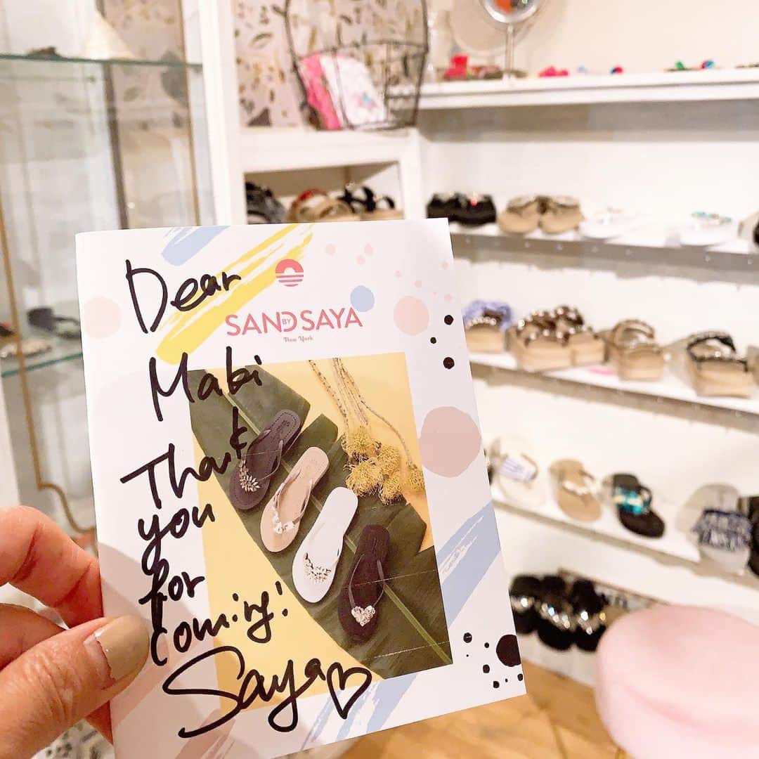 早川茉希さんのインスタグラム写真 - (早川茉希Instagram)「📍Sand by Saya New York 🌴  NY発のハンドメイドビーチサンダル #サンドバイサヤ 👡❤️🌴 ・ 日本人デザイナーのSAYAさんが、 NYにファッション留学した後 #ドレスアップにも合うサンダルを  と立ち上げたブランドだそうです🙏🏻✨ ・ カラー、ソールの高さ、 ビジューのデザインを選べて種類が豊富❣️ NYの駐在妻さんのインスタでも よく見かけるので人気みたい！！ ・ ブライダルラインもあって、 ウェッジソールの高さも選べるから #リゾートウエディング にも良さそう🥺💓 ・ 履き心地もすごく良い👏🏻✨ 季節は秋だけど、まだ暖かい日も多いし！ お家でもたくさん活躍してもらおう！😆 ・ SAYAさんもお店にいらっしゃったのですが、 リゾートが似合いそうな明るく気さくな方😁❤️ お写真もありがとうございました🤗💕 ・ #sandbysaya #sandals #summershoes #beachstyle #日本でもポップアップストアを出してるらしい #ブライダル #リゾートウエディング #ビーチスタイル #サンダル #ビーチサンダル #来年の夏もたくさん履こう #nyc #ny #ニューヨーク #ニューヨーク生活 #ニューヨーク観光 #ニューヨーク土産 #アメリカ暮らし」9月26日 13時30分 - maki_hayakawa