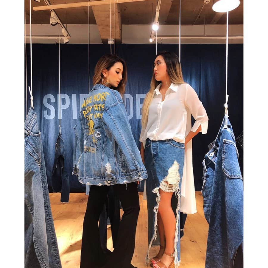 ゆん（並木優奈）さんのインスタグラム写真 - (ゆん（並木優奈）Instagram)「. . 【SPIRAL DENIM LAUNCH PARTY】 . 関係者のみの展示会に招待して頂き すずかと子供たちを連れて 行ってきました👖💕 . ″DENIM PARTY″ってことで めちゃくちゃ可愛い デニムがいーーっぱい💟👄 . その中でもSPIRAL✖︎MANYAの トゥイーティーコラボは 1番可愛くて ほとんどの商品を オーダーしちゃった🤷🏻‍♀️笑 . 写真も大量です💓💙 . . . いろんな方が子供たちを見てくれたり 遊んでくれたおかげで ゆっくり見れたし 試着も出来たし 楽しい時間を過ごせました🥂💕 . ありがとうございました！ . . . 皆で久々にランチ行けたし 子供たちはすごい楽しそうだったし 充実した1日でした💜💎 . . . . . . #denim#launch#party#shibuya#spiralgirl#tweety#manya#gal#yun#fashion #デニム#パーティー#スパイラルガール#トゥイーティー#コラボ#ギャル#展示会#渋谷#デニムコーデ」9月26日 13時34分 - yunaaaaa.x