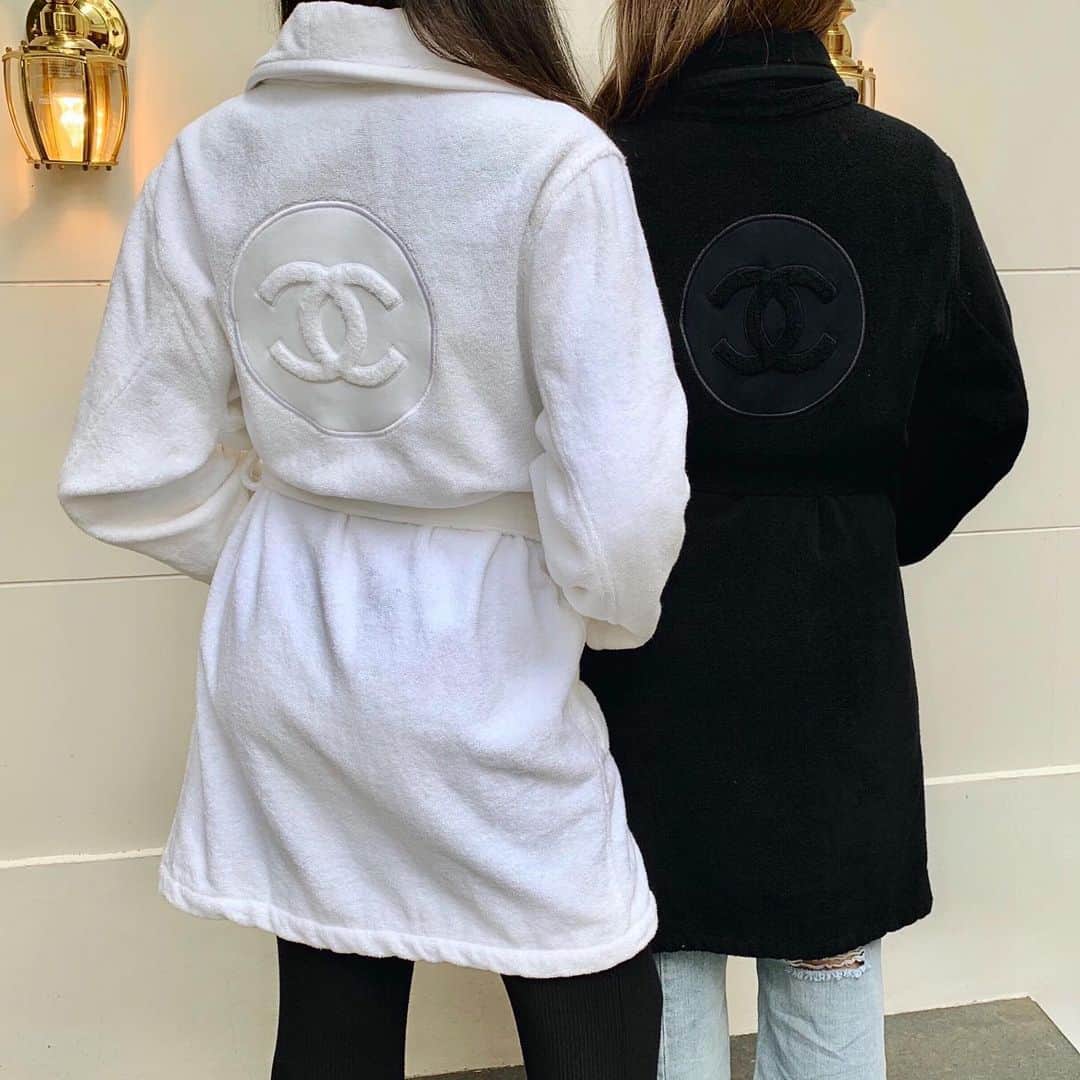 Vintage Brand Boutique AMOREさんのインスタグラム写真 - (Vintage Brand Boutique AMOREInstagram)「New arrivals ++ Chanel Sport pile bathrobes 🛁  White (Size 1) SOLD!!! Black (Size 2) ▶︎Free Shipping Worldwide✈️ ≫≫≫ DM for more information 📩 info@amorevintagetokyo.com #AMOREvintage #AMORETOKYO #tokyo #Omotesando #Aoyama #harajuku #vintage #vintageshop #ヴィンテージ #ヴィンテージショップ #アモーレ #アモーレトーキョー #表参道 #青山 #原宿#東京 #chanel #chanelvintage #vintagechanel #ヴィンテージ #シャネル #ヴィンテージシャネル #amorewardrobe #アモーレワードローブ」9月26日 13時49分 - amore_tokyo