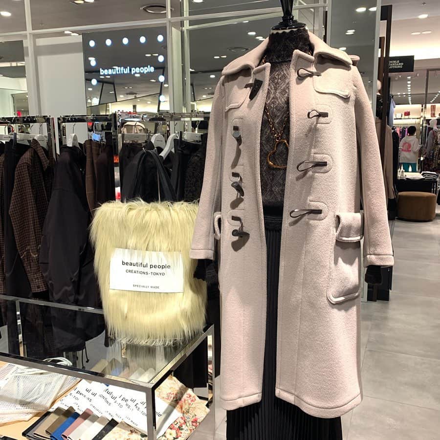 のインスタグラム：「beautiful people Side C Collection At 3F MODE 詳しくはプロフィールURLをチェック！ #Hankyu #HANKYUMODE #umedahankyu #阪急うめだ本店 #うめだ阪急 #阪急百貨店 #osaka #umeda #mode #beautifulpeople #ビューティフルピープル #SideCコレクション #コート #バッグ #aw 19」