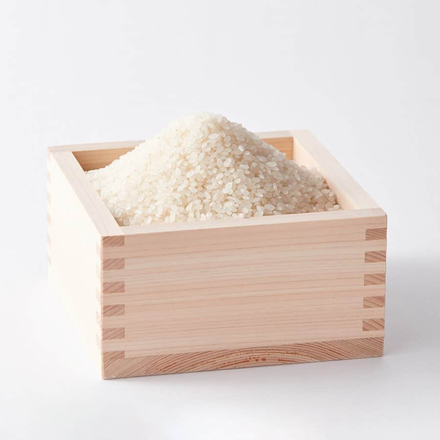 無印良品さんのインスタグラム写真 - (無印良品Instagram)「【Café&Meal MUJI】新米の季節になりました - Café&Meal MUJIでご提供しているお米は、兵庫県養父市八鹿町で生産されている「蛇紋岩米（じゃもんがんまい）」というお米を使用しています。 - 養父市八鹿町は、マグネシウムやカリウム、鉄分などのミネラルを多く含む蛇紋岩土壌と、氷ノ山山系から流れ出る冷たい天然水、そして適度な日照と昼夜の温度差といった、おいしいお米づくりの条件が整っています。 - 触るともろく崩れ、風化すると粉末状になる蛇紋の土は、粘度が強く田植えのときは足がはまると簡単には抜けないほどの粘りがあるそう。水は、氷ノ山の湧き水と雪解け水を引いてたっぷりと与えます。 昔は村の水源だったという湧き水はキリリと冷たく、口に含むとほんのり甘みを感じます。清廉な水はその旨み、甘みをお米へと伝えています。 - 「蛇紋岩米」は、炊き上がりは大粒でふっくら、粘り強く甘みがしっかりしており、冷めてもおいしいのが特長です。全国的にも、ここまで条件の整った蛇紋岩土壌はなく、育てられたお米は収穫量も少ないことから「幻の米」とも言われています。 新米のシーズンはお米がみずみずしく十分な水分を含んでいるため、加水量を減らして炊き上げています。 - 新米を味わいに、ぜひ店舗へお立ち寄りください。 - #CaféandMealMUJI #CaféMUJI #無印良品 #MUJIカフェ #カフェ #cafe #新米 #米 #蛇紋岩米 #稲穂 #稲 #幻の米」9月26日 14時00分 - muji_global