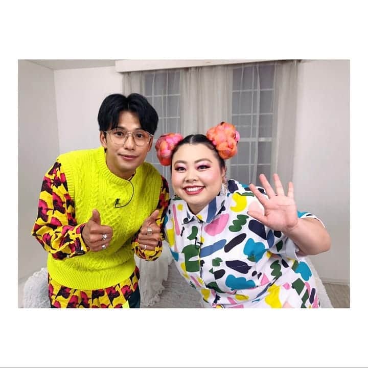 森崎ウィンのインスタグラム：「NHK BSプレミアム #渡辺直美のナオミーツ 本日23:00-23:30 是非見てくださいませ(^O^) よろしくお願いします!!! #森崎ウィン  #winmorisaki  #派手コーデ  #似合うんだな笑 #渡辺直美 さん最高でした。」