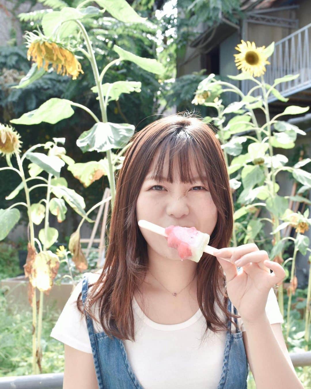 弘松菜摘のインスタグラム：「. . 夏が終わったと思ったら暑かったり 暑いと思ったら寒かったり また台風が生まれたり 人生はうまくいかない . .」