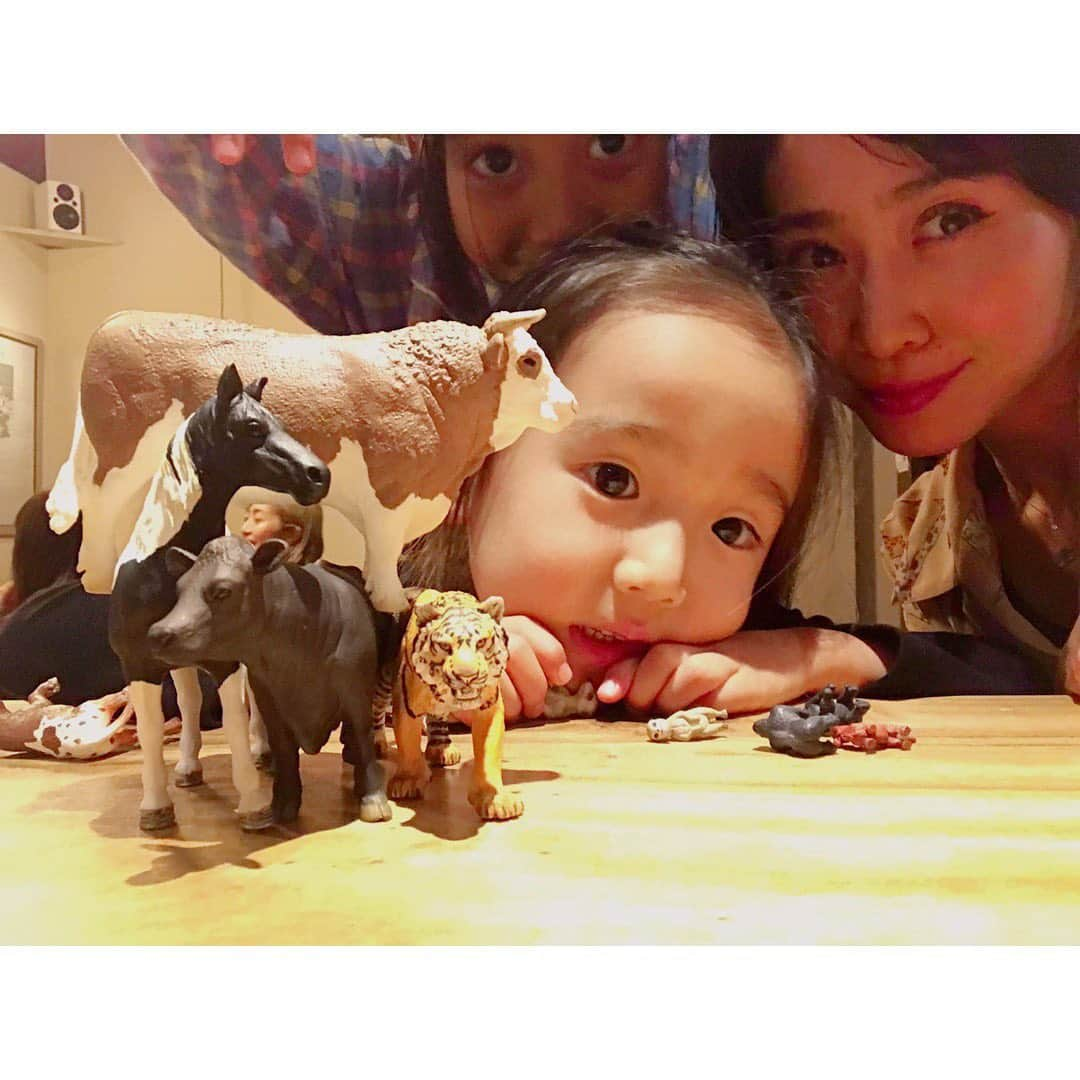 佐々木希さんのインスタグラム写真 - (佐々木希Instagram)「おめでとうまいちゃん💕 まいちゃんのような愛で溢れた人の側に居られる事、幸せに思います💐 スタイリストという仕事をしながらも、秋田でお店を持ち…行き来する日々。 行動力にいつも尊敬。 そして何より秋田愛が強い！  かれこれ15年の仲♡ これからも楽しい事たくさんしましょう！🥰 #家族」9月26日 14時16分 - nozomisasaki_official