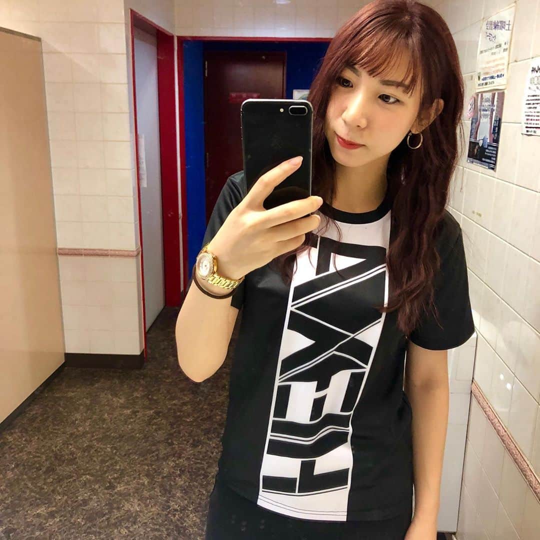 竹原三貴のインスタグラム：「New hair style 💇‍♀️ #人生初 #赤色 #秋仕様 #HEXA #ストライプT #bowling #볼링  #발강색 #모리 #뉴스타일 #hairstyle #前髪 #秋色カラー #ボウリング #Tシャツ #Tshirt #sports  スルギが沖縄遊びに来てて写真いっぱい撮ったから、次の投稿もお楽しみに🤳✨」