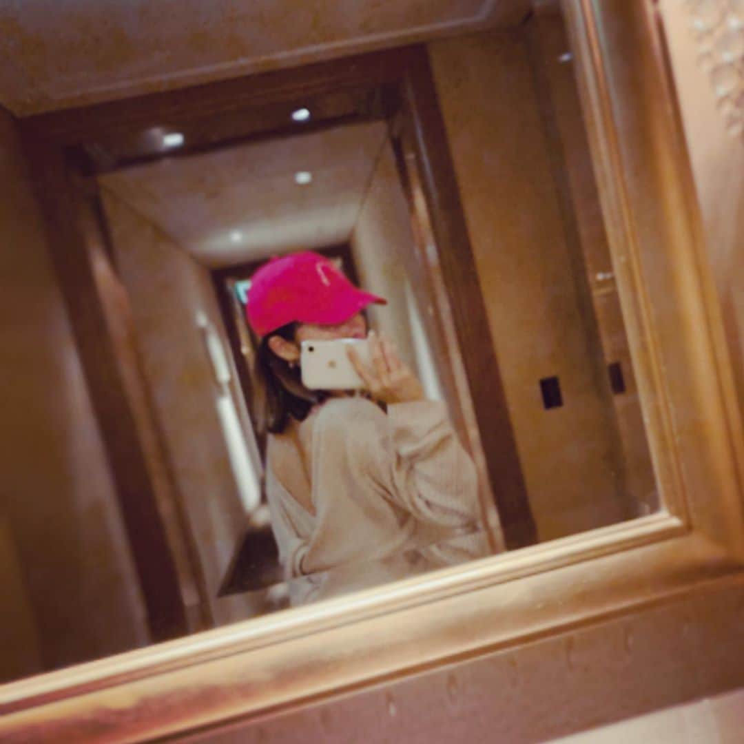 SHOCOのインスタグラム：「そろそろニットの季節。1枚だけでさらっと着れるのも心地よい時期🍂背中撮るの難しい #knit #onepeace」