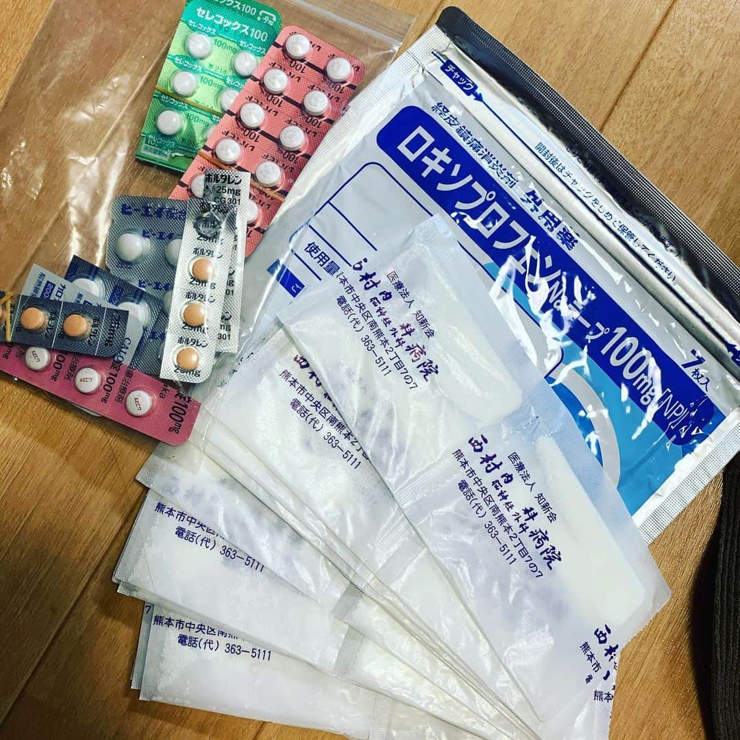 黒咲ゆうきさんのインスタグラム写真 黒咲ゆうきinstagram 痛い痛い痛い痛い 久々てんかん気絶 体が硬直して動けませんー 飲む 痛み止めと湿布貼ってもちぎれるような痛さで寝れないし辛いし お風呂も入りきらんし気持ち悪い 仕事休んじゃったし憂鬱