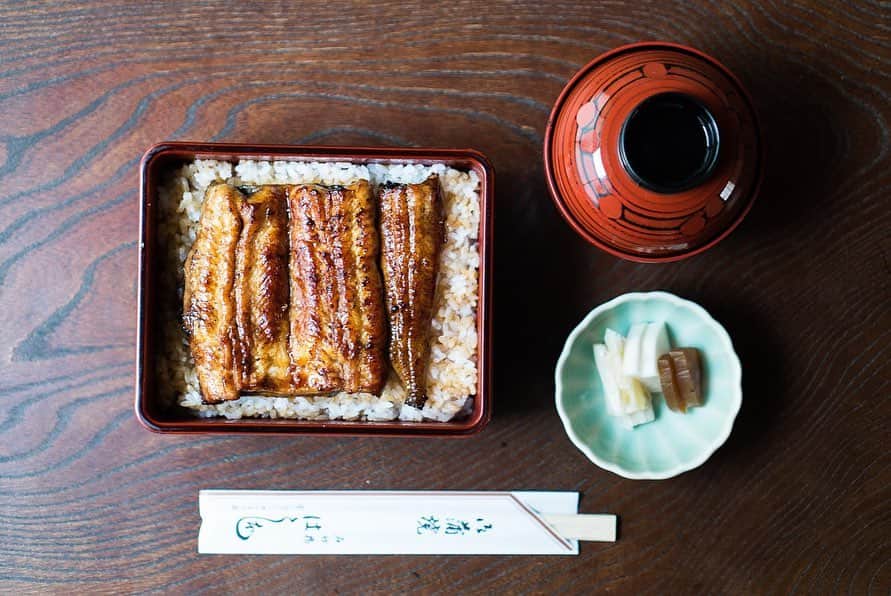 Japanese Craft Mediaさんのインスタグラム写真 - (Japanese Craft MediaInstagram)「Unagi (freshwater ell ) is served as part of unadon, a donburi dish with sliced eel served on a bed of rice. There are two methods for cooking eels. In Kanto religion, the eel is slit open along its back and steamed it. The reason why is that Edo (Tokyo) was a city of samurai and ‘slashing the belly ‘ associated with “Harakiri”, so it was a taboo. These photos are Kanto’s  way of cooking. On the other hand, in Kansai religion, the eel is slit open the along the belly and not steamed it. Osaka was a city of merchants, so they didn’t mind slashing the belly. Each Unagi has a different taste. If you will go to Japan, please check each taste!! #japanmade_co #japanmade #eel #unagi #unadon #unagidon #japanesefood #japanfood #japantrip #japantravel #japan_vacations #japan_of_insta #tokyo #edogawabashi #japan #japan🇯🇵✌️️」9月26日 15時06分 - japan___made