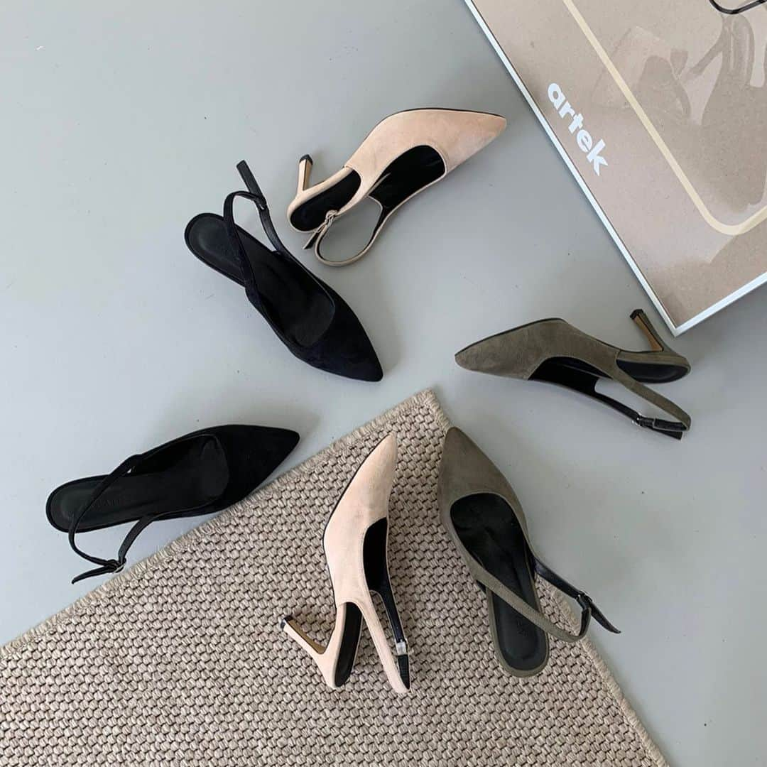 カン・ヘヨンさんのインスタグラム写真 - (カン・ヘヨンInstagram)「제작 슬링힐 버전3👠 은 굽을 두가지로 진행 할 예정이에요  지금 사진 속 , 지금까지 계속 보여드렸던 굽 높이는  대략 8cm 이며 낮은 굽은 대략 4cm 예정인데  저희는 굽부터 전부 제작을 하기때문에 아직 낮은 굽이 완성되지 못하구 있어용  그래서 낮은굽이 나온 후 오픈하면 너무 늦어질것 같고, 8cm 만 오픈하면 예정대로 10월 초 오픈하여 고객님들께서는 10월 중순까지 받아보실수 있구용  너무 고민되어요😭🤦🏻‍♀️ /  그리고 하나 더! 1차는 이렇게 데일리한 세가지 컬러로 구성해보았는데요, 그래서 아마 손이 많이 갈 컬러들일거에요! ✅검스에도 찰떡이라 겨울까지 상관 없구요:)) / ⭐️2차때는 톡톡튀는 트위드와 레드컬러를 추가 할 예정이랍니다아 / 어페리피트 제작 #슬링백 이 유난히 인기가 많고 매 오픈마다 몇백족씩 기본으로 판매되고  총 판매 족수는 대략 3,000족 이상인 이유 1. 정말 편한 쿠션감‼️ 2. 무섭게 뾰족하지 않고^^ 신었을 때 다리 라인이 예뻐 보이는 스틸레토 라인과 3. 나팔굽이 시그니쳐이죠 4. 스트랩 + 홀 + 밴딩 3단 구성으로 발목이 아프지도 않고, 흘러내림 없이 아아아아주 편하게 착용되는 점‼️‼️‼️ (4번 같은 디자인 정말 흔치 않아요. 버전 1 때부터 슬링백 단점을 보완하고자 3단 구성으로✔️) / 우선 미리 컬러 구경해주세요💕💕」9月26日 14時58分 - mangdoo_noona