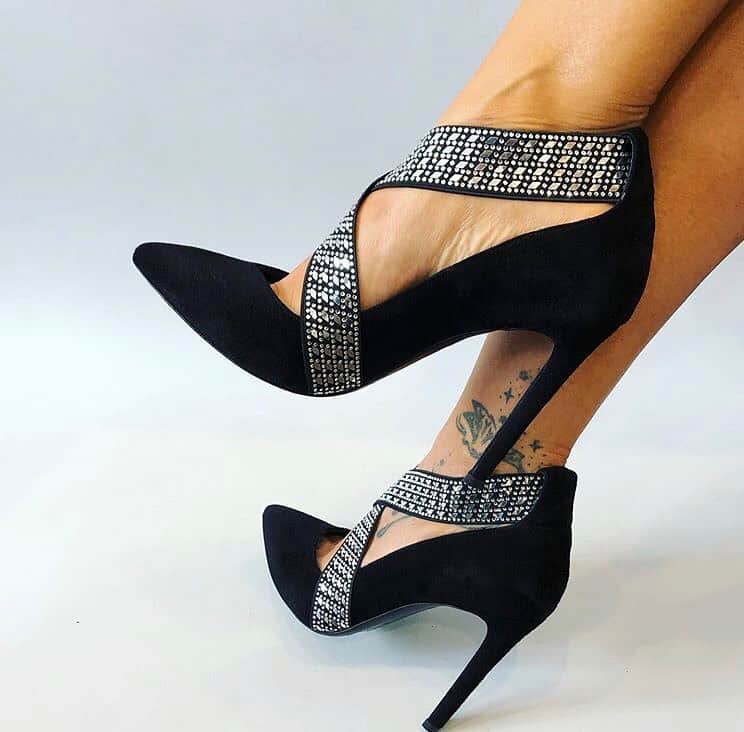 のインスタグラム：「La scarpa che sta bene ad una persona sta stretta ad un altra: non c’è una ricetta di vita che vada bene per tutti. Buongiorno #giannimarra #fallwinter1920 #newcollection #heels #highheels #suede #accessories #black #decoltè #pumps #girl #woman #shoes #madeinitaly #fashion #design #fashionista #fashionweek thanks @pepperinacalzature」