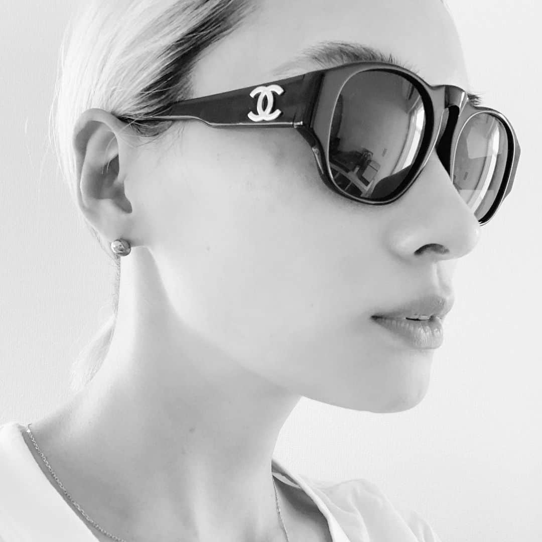 小濱なつきのインスタグラム：「お義母さんからのおさがり🕶 10年程まえに買ったけれど似合わずにほとんど使わなかったというサングラス。 シャネルはまだまだ私には早すぎると思っていたのに、こうして譲り受けると案外サラッとデビューすることができてしまうものです。 #CHANEL #sunglasses #selfie」