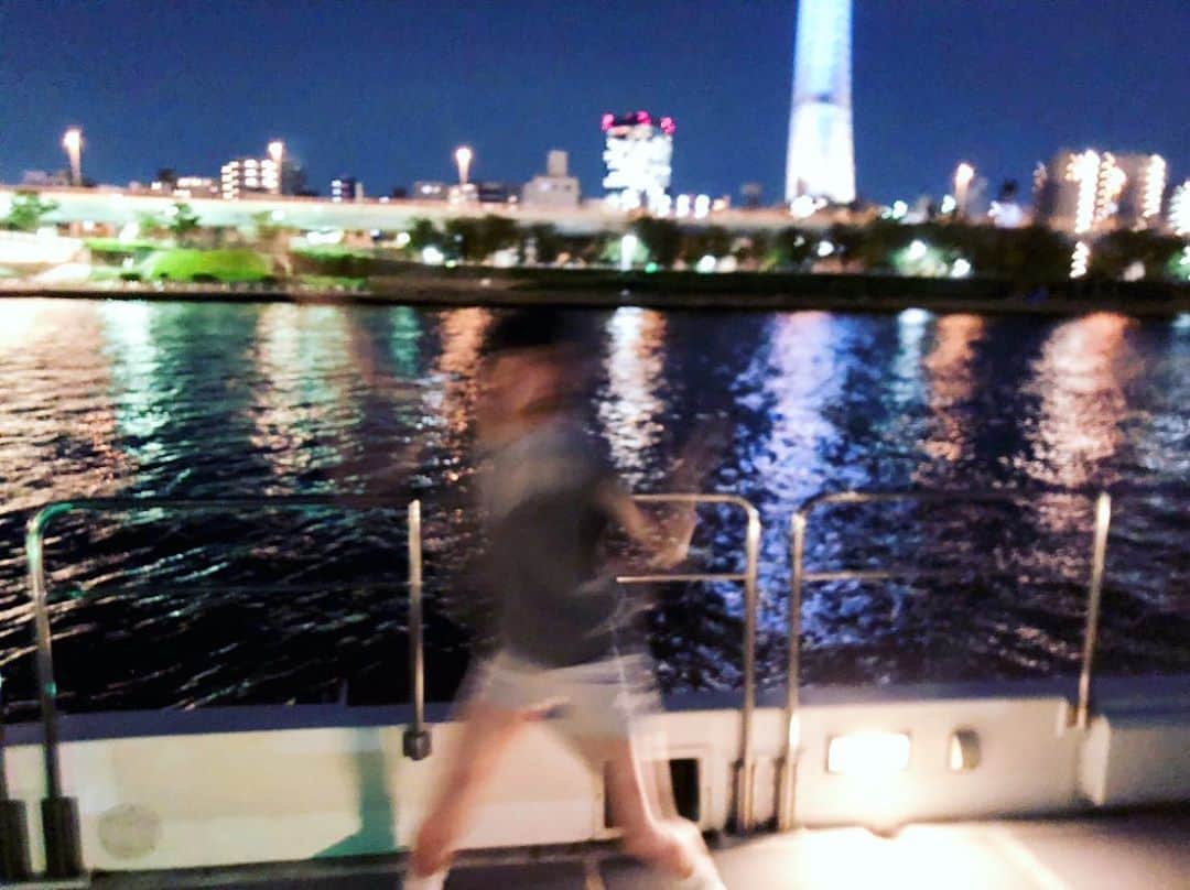 水野しずのインスタグラム：「船にのりました⛵️ 船内にいたら親切の南京玉すだれがスタートしてしまい、船内が親切のミストサウナのような状況となり湿度が一線を超えてくる感じがあったので、そのあとは船上に移動してずっと黒い波とバードを見てました。ツイッターで「とりが好き」って言ったらなぜか全員食べるとり前提で鳥貴族を勧められたんですけど、それもいいけど生きてるとりが好きです。ポーとかパーとかいうし」