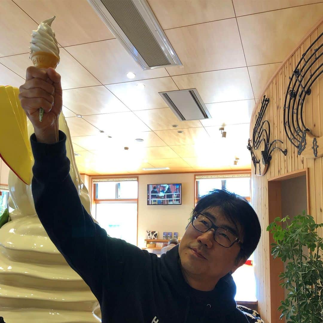 亀田誠治のインスタグラム：「自由の女神のつもり。🗽 #ソフト大好き」