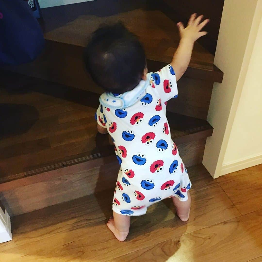 村主章枝さんのインスタグラム写真 - (村主章枝Instagram)「Kosei trying to climb the stairs by himself. 階段を1人で上がるようになるまで成長しました #nephew」9月26日 15時49分 - fumie.suguri