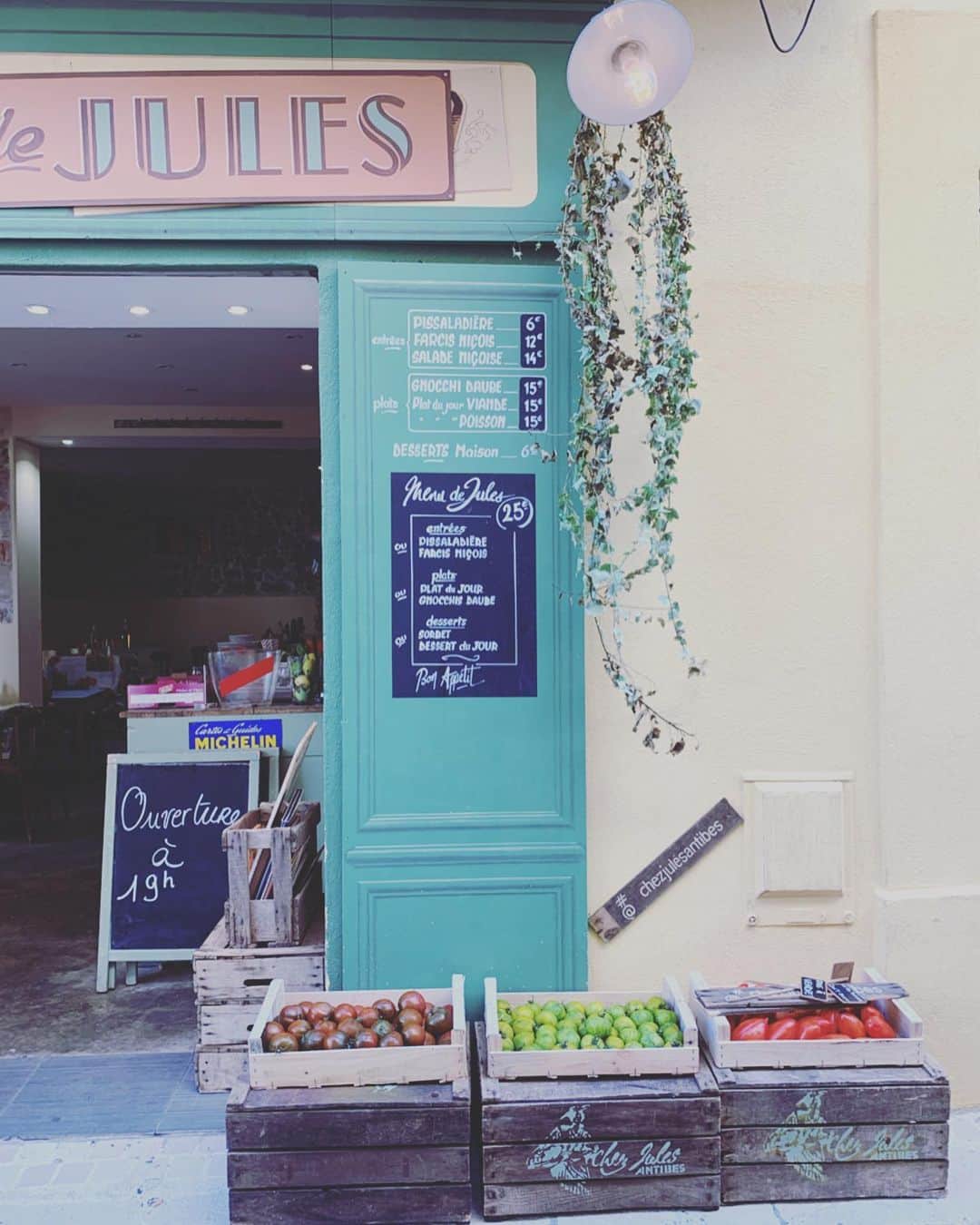 福本幸子さんのインスタグラム写真 - (福本幸子Instagram)「好きだなぁ、フランス人のセンス。I really like French taste. #antibes #nice #france 🇫🇷」9月26日 15時43分 - okinawajudy