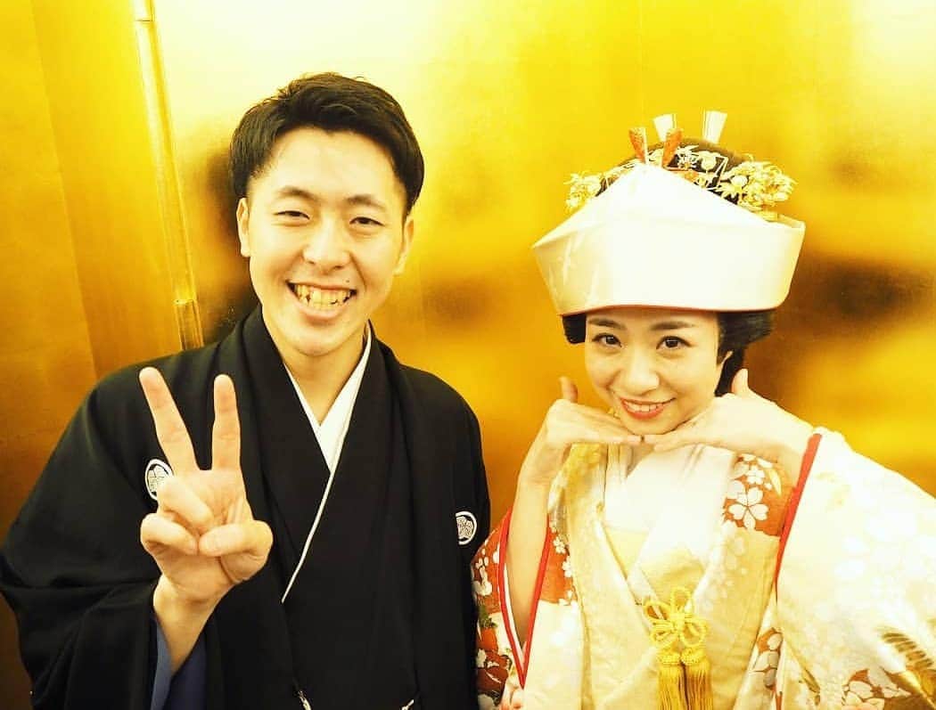 服部ひで子のインスタグラム：「ゆうへいさん💚安世姉さん  改めまして、 ご結婚おめでとうございます。  ほっこりして 笑って 泣いて 感動して  それは まるで 新喜劇みたいな、  素敵な素敵な 披露宴でした。  今でも余韻が覚めず、 幸せな気持ちに浸らせてもらっています。  かっこいい 袴姿のゆうへいさんと、  激カワな、 和装姿の安世姉さん。  吉田ゆうへいさん。 吉田安世さん。  Y&Y Y&Y ……はっ！  運命ですわッ✨  #吉田たち さん #ゆうへい さん  #吉本新喜劇  #井上安世 姉さん」