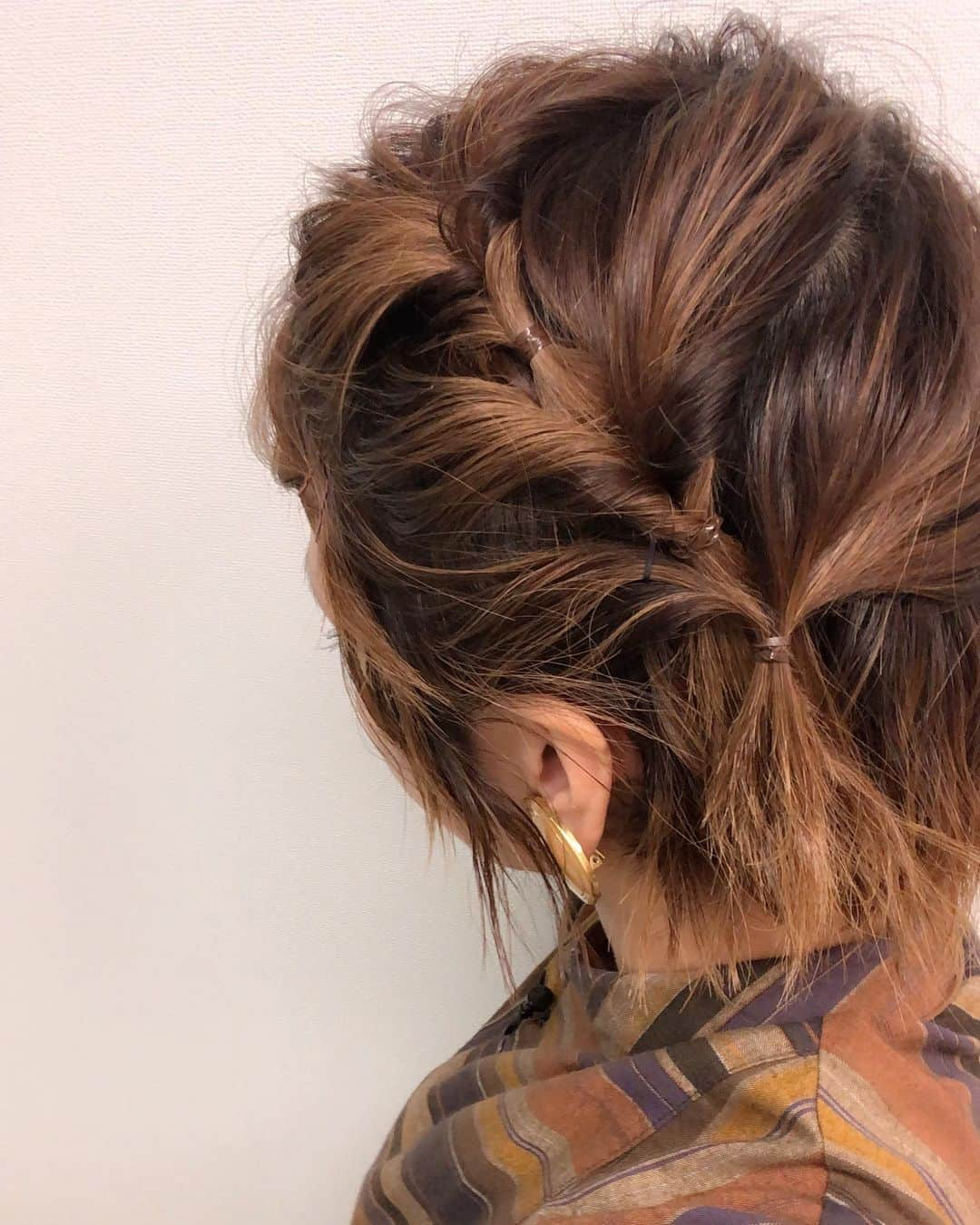 近藤夏子さんのインスタグラム写真 - (近藤夏子Instagram)「テレビ局でヘアアレンジ教えてもらえるのが最近の楽しみになっている✂︎✨ ショートやからアレンジなかなか難しいんだよなー、、な中、今回も可愛くしてもらいました👷‍♀️ ①全体を軽く巻く ②上から順番に結んでクルリンパする(外から内側へ) ③いい感じに無造作感出す ④後れ毛を外ハネにする です❣️ しばらくこのアレンジばっかやってまいそう。。笑 @seika73 ちゃんいつもありがと💕 #ショート #ショートボブ #ヘアアレンジ #ショートヘアアレンジ #くるりんぱアレンジ #さっそく今日もやってたけど三段は難しかったなぁ #アイラインの書き方もメイクさんに教えてもらった」9月26日 15時54分 - kondonatsuko