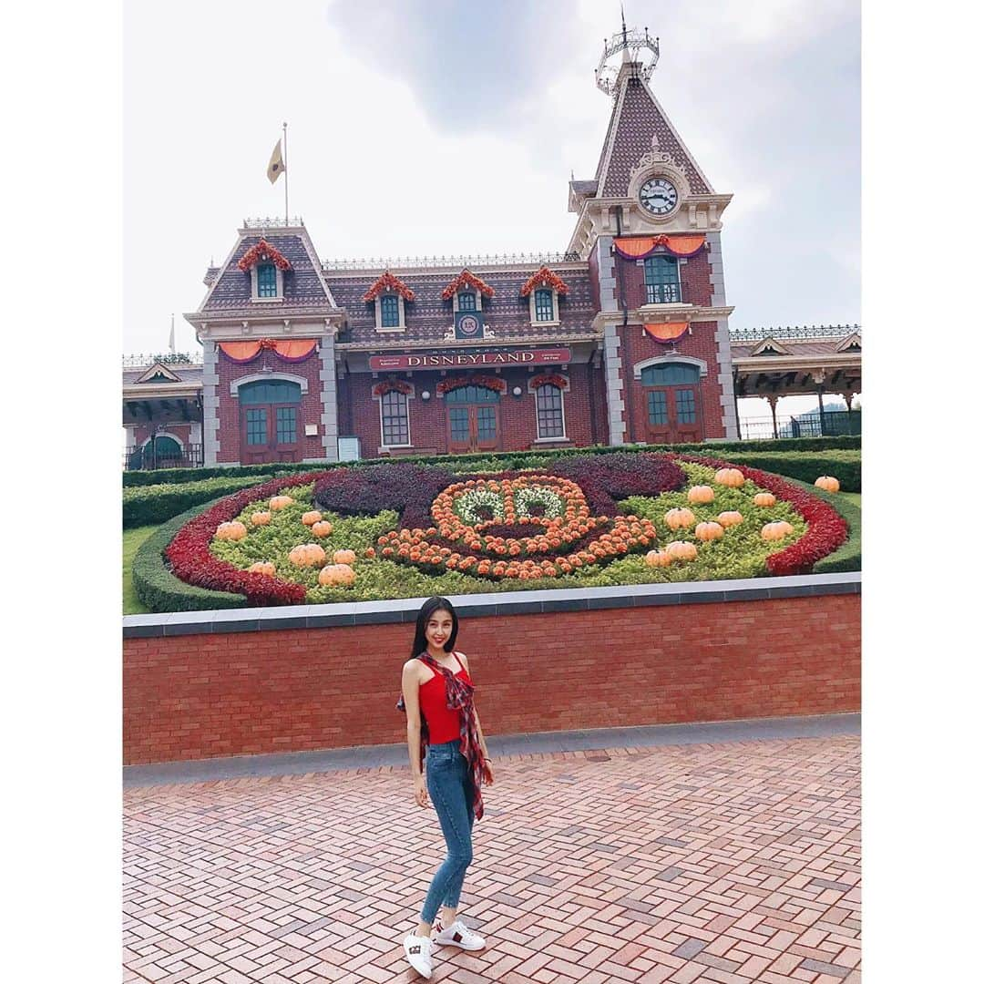 渡辺未優のインスタグラム：「. はじめての香港ディズニーランド🏰✨ @hkdisneyland . 噂には聞いていたけど、 とにかく空いている☝︎ . 広東語のミッキーたちに 慣れなくて笑った。 . . #HKDisneyland #香港迪士尼樂園 .」