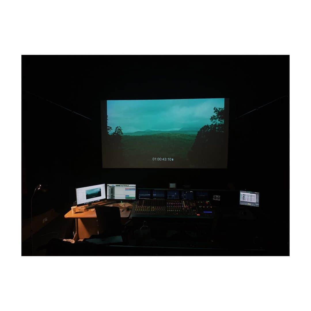 中井ノエミのインスタグラム：「🕺🏻🍿miiiiixing day 🎥🎧 . . . #woopwoop #nopopcornthough #wherestheprosecco #baftacrew #16mmfilm #postproduction #theatre #film #cinema #filmmaking #femalefilmmaker #behindthescenes🎬 #studio #soundmixing #filmscore #mixage」