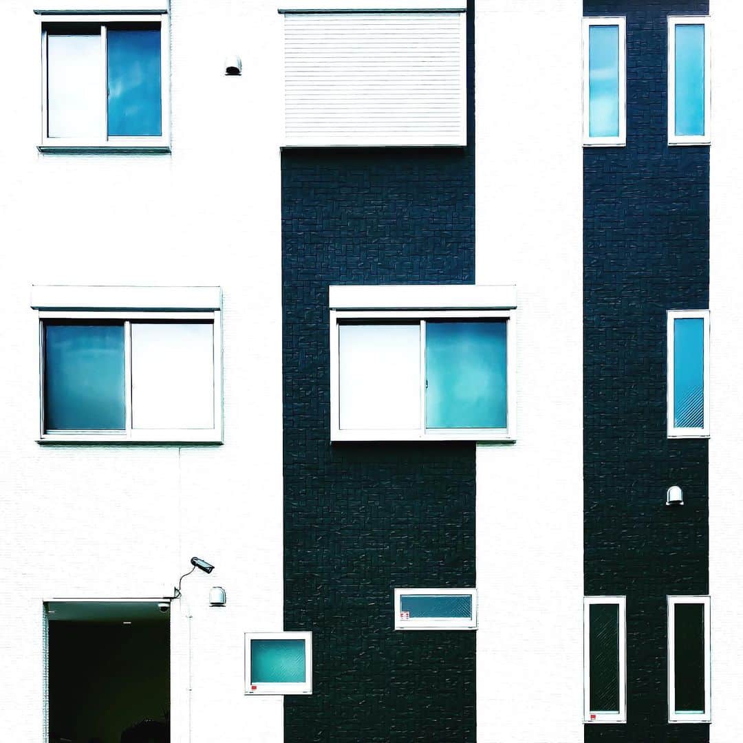 まめのインスタグラム：「bnw +Blue sky . . 私もいいね！がついに見えなくなった 自分のは見れるけど😑 . like数は人に見えてる事も含めて 楽しさあると思うんだけどねぇ🤔 多い少ないではなく励みになる！ もしyoutubeも再生回数が投稿主にしか見えなかったら コンテンツとして盛り上がりにくいというか〜 ブツブツ…(´-`) まぁ、私は壁撮っていく事には 変わりない😂 . #ザ壁部 #ihaveathingforwalls . #mwjp #igersjp #indies_minimal #hueart_life #reco_ig #shotoniphone #youmobile #wearegrryo」