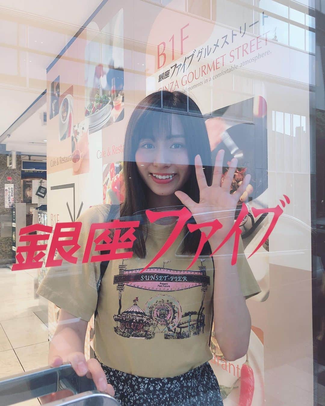 内木志のインスタグラム：「5❣️ ドアの後ろやから反射がすごい笑 文字が昭和感あって好き😊 #銀座ファイブ」