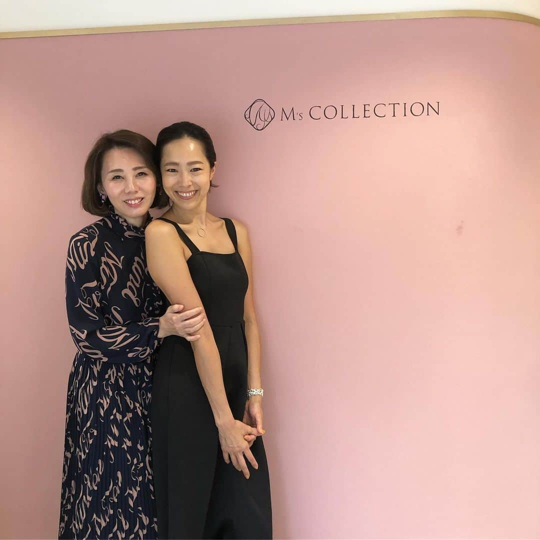 山城葉子さんのインスタグラム写真 - (山城葉子Instagram)「. 店舗内装のお仕事  月に1度 通い続けている大信頼のエステサロン “ル コレクション” が姉妹店を名古屋に来週オープン “Ms  collection” お店の内装デザインをお手伝いしました  @lecollection0327yuki さんの小顔効果ももちろんですが、毛穴のお掃除で肌が引き締まるので本当にスッキリします 私は疲れるとすぐ肌に出るので由樹さんは私の救世主的存在なんです  結婚前のお友達には100%紹介してます そして皆さん行かれると100%リピートされてます 笑 ウェディングドレスで必ず綺麗にしないといけない、 デコルテ、二の腕、背中の集中ケアも効果抜群なので花嫁様は半年くらい前をめどに身体のメンテナンススタートをオススメします！  名古屋はルコレクションではなく 姉妹店なので エムズ コレクションです @mscollection_official  皆様に愛されるお店になりますように！ . . . @mscollection @lecollection @lecollection0327yuki  @yokoyamashirodesigns  #ゴッドハンド由樹さん #10月1日open #予約受付開始してます #既に予約は70件以上 #さすがゴッドハンドプロデュース」9月26日 17時12分 - yokoyamashiro