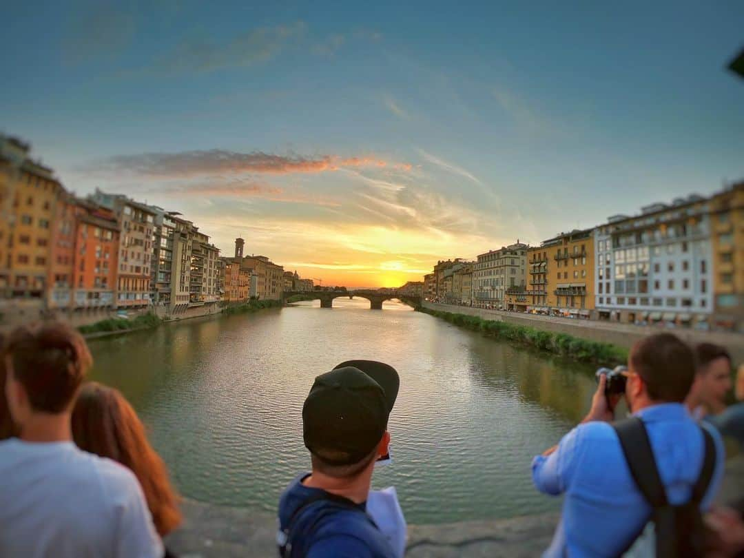 草野大成のインスタグラム：「. 🇮🇹Italia🇮🇹 . . ここはポンテ・ヴェッキオ（Ponte Vecchio）、フィレンツェ最古の橋でございます🥝 . . . ここから見る夕焼けが綺麗のなんのってねぇ🤤 . . 橋って聞いていざ来てみると橋っぽくなく街の通りみたいな感じでした🤤 . また来ます🤤 . . #italia #firenze #pontevecchio #sunset #ironman #stormtrooper #gopro #ずっと見ていた光景に来れる幸せ . . . あとね、皆さんに言いたい。 . 夢を追いかけるって本当に幸せって。」