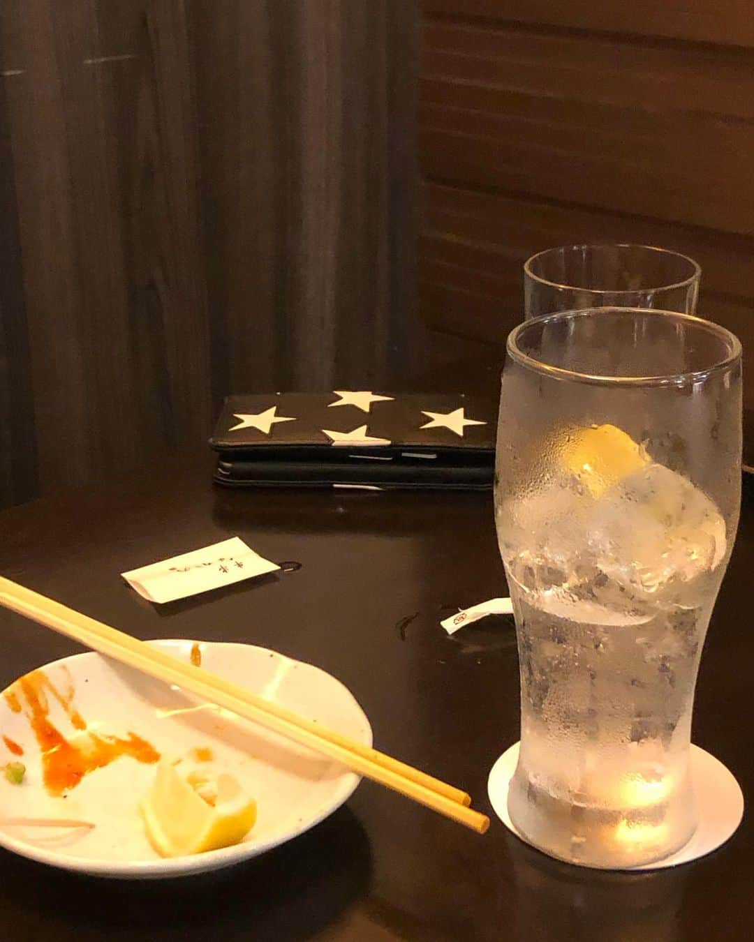 津田康平さんのインスタグラム写真 - (津田康平Instagram)「先日久しぶりにゆず兄とサシで飲ませて頂き、その後哲夫さんと合流させて頂きゲラゲラ笑わせて頂きました😊  よしもとの収入0で毎日バイトしていた時にずっと誘って頂いていたのがゆず兄と駒場さんで、そんな話もできて感慨深かったです。  写真お願いするのもなんか恥ずいので、アメリカンスマホケースだけこっそり撮りました🇺🇸（ゆず兄すみません🙇） その日はNGK出番頂いてたんですが、大入りを頂き見たら令和元年の500円玉でした👍  良い一日でした👌  塞翁が馬ですね🐴  #アインシュタイン ゆず兄 #スマホケース #2件目でまぁまぁ酔ってる感じだったので大丈夫ですか？と聞くと #余裕や #と右斜め上を見ておっしゃっていました #次の日会ったらめちゃめちゃ酔うてたと言うてました #それは全然いいんですが #右斜め上見て言うの何？ #虚空 #明後日の方向 #右斜め45度 #デルピエロゾーンならぬ #ゆずるゾーン #ありがとうございました #マルセイユ #なんばグランド花月  #よしもと漫才劇場」9月26日 17時26分 - marseille_tsuda