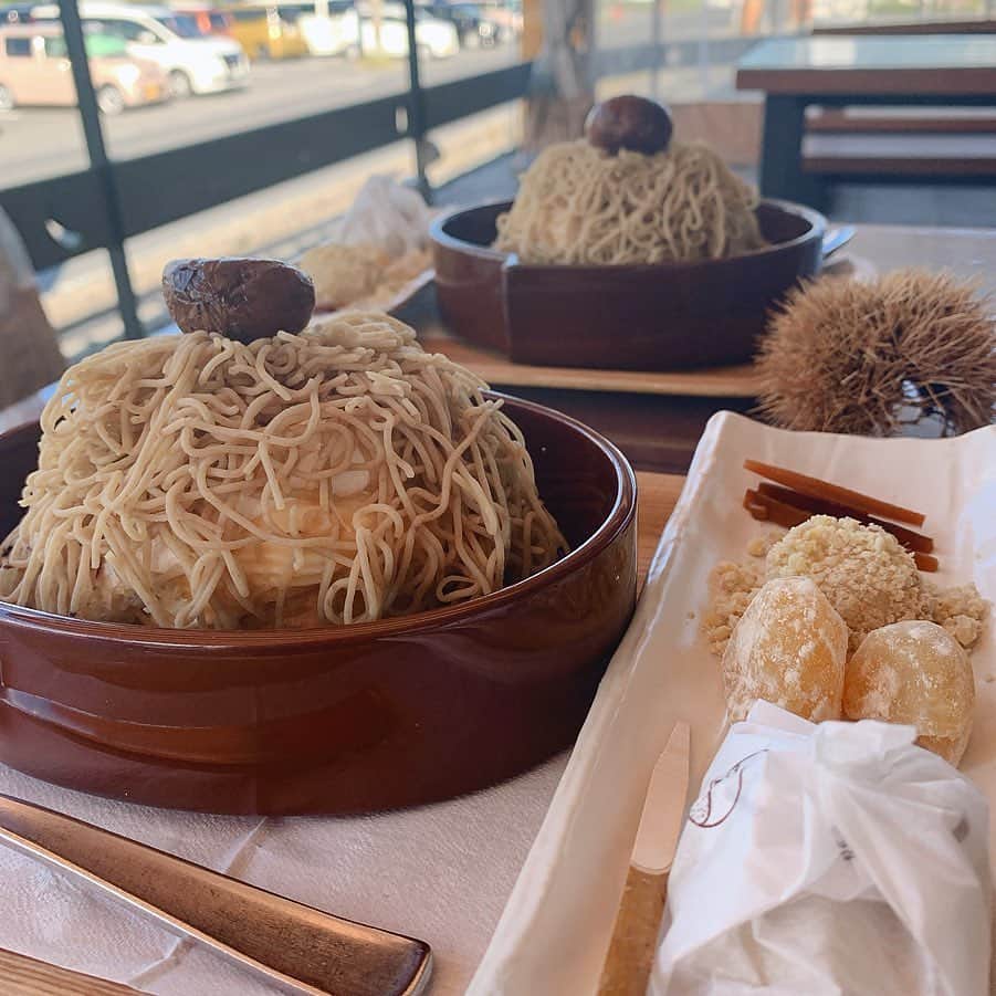 ナゴレコさんのインスタグラム写真 - (ナゴレコInstagram)「「栗一筋／味くらべ」 朝夜は涼しくなり、いよいよ秋を感じるようになってきましたね🌰🍂👀 秋スイーツの時期が本格的にスタート🙌 . こちらは恵那川上屋さんの栗がたっぷりと使用されたスイーツ！🌰🍰 . きっと、実物はこの写真で見る以上に大きく感じるはずです👏😎 栗一筋というネーミングも素敵ですよね💯 . 本当にボリュームたっぷり⭕️ 2019年の秋スイーツも、レコメンドしていきます！ . @emihatto さん、#ナゴレコ ありがとうございます🙆‍♂️🙆‍♂️ . Repost @emihatto ・・・ . ☆ .+*:ﾟ+｡.☆ 付知町からの恵那峡で やっぱり最後は恵那川上屋🌰 ・ ・ ・ 🏡恵那川上屋 📍岐阜県恵那市大井町2632-105 🈺9:00~19:00 喫茶営業時間 平日 9:00~18:00 土・日祝日 9:00~18:30 ・ ・ 栗一筋/味くらべ ￥1400- ・ ・ ・ 付知峡でたっぷり癒されてから 帰り道にやっぱり寄りたいよね！ ・ ・ 少し早めですが 大好きな栗🌰🌰🌰 ・ 栗一筋❤️ ・ 美味しすぎるーーー🤣 ・ モンブランパフェも食べたかったけど ・ 栗一筋食べたらお腹いっぱい😅 ・ まだまだこれから栗のスイーツを 楽しみたいです(﹡ˆ﹀ˆ﹡)♡」9月26日 17時20分 - nagoya_food
