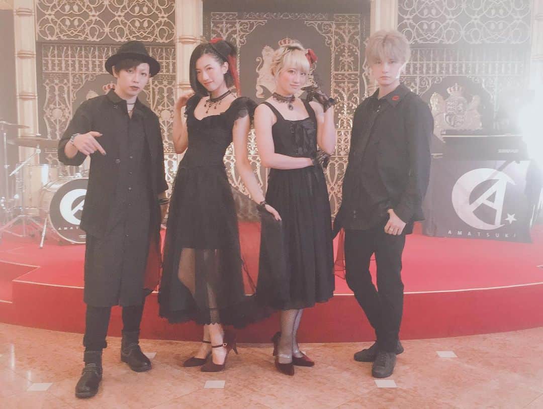 夕香里（ATY）さんのインスタグラム写真 - (夕香里（ATY）Instagram)「天月-あまつき- 新曲MV 「儚きゴースティング」  この度いつもの天月ダンサーズメンツで出演させて頂きました！ 天月くんのMVの出演は今回で2度目！！歓喜！！！ ツアーもずっとまわってきたダンサーズで出演出来たことも、私にとってはとても幸せなことです。  そして会場、衣装、ヘアメイクまで全て大人オシャレな雰囲気♡ いつものバンドメンバーさんも一緒だったので、撮影中も本当に楽しくて居心地良すぎました(⸝⸝⸝´꒳`⸝⸝⸝) ぜひ皆様ご覧下さい！！ #天月 #あまつき #儚きゴースティング #天月ダンサーズ #ATY #夕香里 #明香里 #めろちん #ANDY」9月26日 17時23分 - yukari_aty