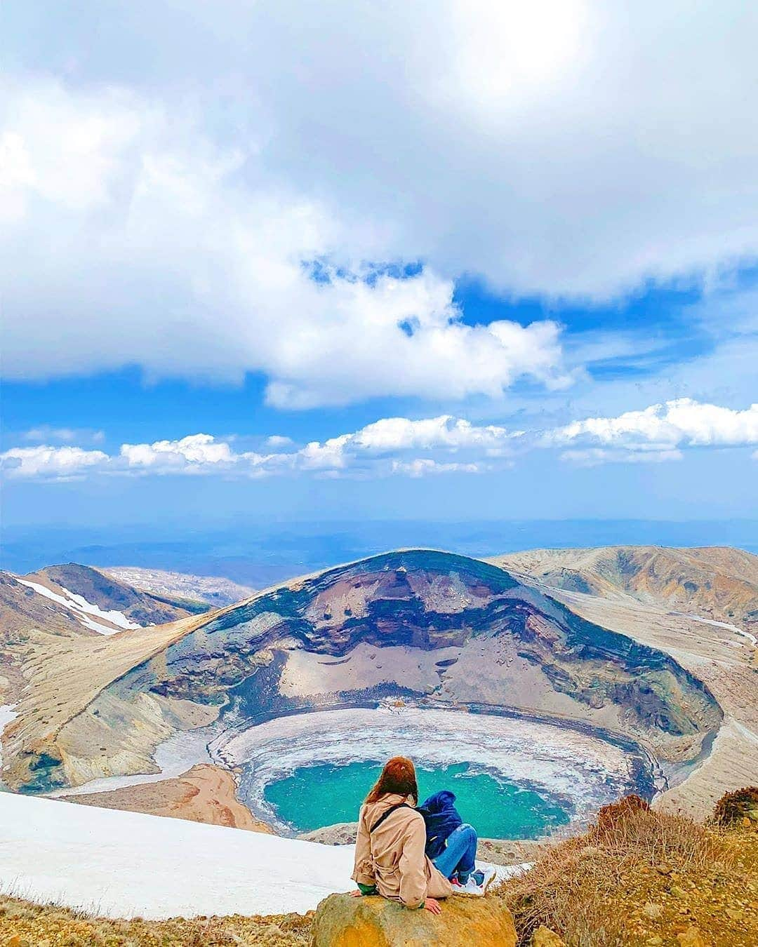 ピーチ・アビエーションさんのインスタグラム写真 - (ピーチ・アビエーションInstagram)「宮城県と山形県にまたがる蔵王⛰ そのシンボルである #御釜 (おかま)は火山の噴火によって出来た湖なんです✨ . 鮮やかなエメラルドグリーンが美しい湖水は、 季節や時間によっても色が変わって見えることから五色沼とも呼ばれています😊 . 御釜を一望できる展望台までは車で気軽に行けちゃいます🚗 ちなみに蔵王は日本百名山の1つ。 展望台から山頂まで1時間程度なので、 景色を楽しみながらトレッキングするのもオススメです🌼🌷 . . . . . . . . . . . . . . . . . . . . . . . . . . . . . . . . . . . . ▶Photo by @mlllallli25　OOKINI!! ▶Place #宮城県 #山形県 #蔵王連峰 ▶Access 🚗の場合：仙台空港から約1時間半 . . . . . . . . . . . . . . . . . . . . . . . . . . . . . . . . . . . . Peachでは各就航地で撮影された皆さまのお写真をInstagramでご紹介させていただいています。 #fly_peach をつけて投稿してください✨ . #fly_peach #蔵王 #御釜 #五色沼 #日本百名山 #宮城旅行 #宮城観光 #山形旅行 #山形観光 #東北旅行 #北陸旅行 #日本自由行 #自由行 #打卡景點 #tohoku#japantrip #igtraveller #japan_of_insta #art_of_japan #japantravelphoto」9月26日 17時30分 - flypeach