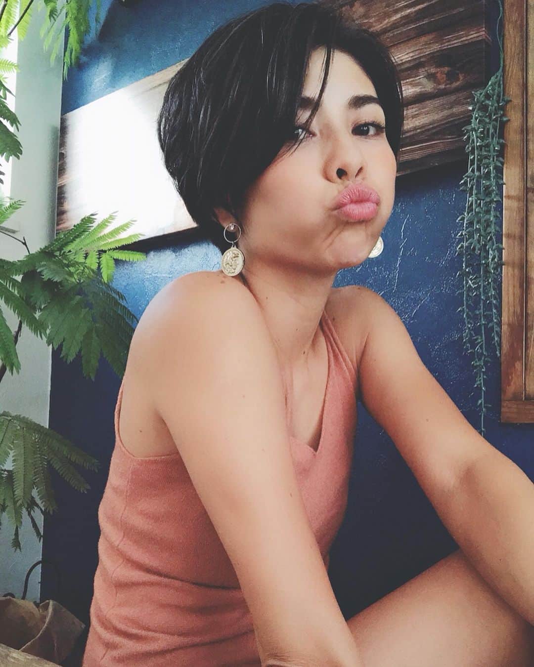 齋藤美波のインスタグラム：「💇🏻‍♀️💇🏻‍♀️💇🏻‍♀️ 人生初のショート♥️ #イメチェン ・ 森星ちゃんイメージで 切ってもらったよん🐒 本当にあの方の かっこよさ 綺麗さ、可愛さ スタイルの良さ 性格の良さが顔に滲み出てる あの笑顔に 私が唯一日本人で 憧れて理想とするモデルさん♥️ 私もそうなりたい🙄 ・ 今回は信用としてる美容院 @kakimotoarms_official  六本木店に行ってきました♥️ 信頼のあるカラーリスト @yinfkd  信頼あるスタイリスト @mayu2345  にお任せスタイルでイメージだけ 伝えてやってもらったら 理想通りで流石でした😭👏🏽👏🏽 ・ 今回のカラーはベースは染めず地毛で #kakimotoarms の今秋おススメハイライトカラー  #スモークグレー だそうですぅ💋 本当にハイライトの天才😩 ありがとうだよ😩♥️ ・ とても大満足だけど 裸になった気分です。笑 でも今日職場と保育園の先生ママから すんごい好評で、一日中恥ずかしくて 脇汗止まらんかったな。 ・ 思い切って切ってよかった♥️ 伸ばしてたのに切ってった🤣🤣 ・ ・ #kakimotoarms #kakimotoarms六本木ヒルズ店  #ハンサムショート #ショートヘア#ハイライト#アッシュカラー#イメチェン#男顔#ナチュラルビューティ#クールビューティー#2児ママ#男の子ママ #hair#shorthair#hansomshort#highlight#coolbeauty#natural#tokyo#roppongihills#hairsalon」