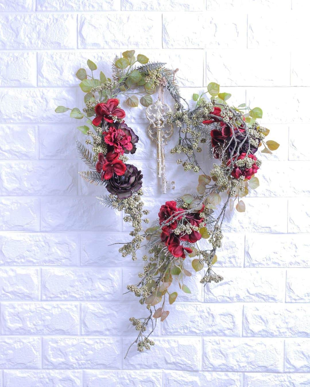 東京堂アーティフィシャルフラワーMAGIQのインスタグラム：「・ 【アーティフィシャルで季節を迎える】〜Winter Flower Home Decoration(ウィンターフラワー ホームデコレーション) ・ FX1405③ キャリーミニローズバンドル FX1403③ キャリーヌハイドレンジア FM5387㉗ ミネットローズピック FM9868  セピアドライベリーバイン FX1494  アンティークブラッシュシダー FG2785㉓ カラードミラスプレー ・ 【You Tube TOKYODO公式チャンネル】 見て学べて役立つ、お花に関する動画満載❗️ 👇👇👇 https://m.youtube.com/channel/UCyD95_Gb0wQhvTRm9FDJnsQ ✳️【チャンネル登録】お願いします🙇‍♀️ Please subscribe to my channel ❗️ 请注册 ❗️ 채널 등록 고마워요 😁 ・ #TOKYODO#MAGIQ#MAGIQのある暮らし#東京堂#アーティフィシャルフラワー#アーティフィシャル#アートフラワー#造花#花のある暮らし#花のある生活 #花好きな人と繋がりたい#フラワーデザイン#フラワーアレンジメント#フラワーアレンジ#アレンジメント#花が好き#花を飾る#artificial#artificialflower #flowerofinstagram #flowersoninstagram#winterflowers #花藝#插花#花藝課#保鮮花#不凋花#꽃스타그램#조화」
