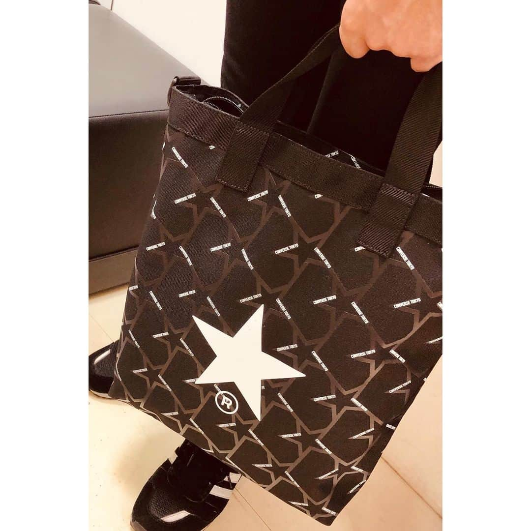 akamasa Kawata ( 川田 行政 ) さんのインスタグラム写真 - (akamasa Kawata ( 川田 行政 ) Instagram)「・ ・ 【new bag】 ・ 元気になると 物欲も出てくるw ・ ここ数年、 いや、10数年、 レザーバッグしか 買っていなかったし 興味もなかったんですが、 ・ 通勤用にちょうどいい 軽めなデザインのバッグが 欲しいなーって なんとなく思ってたら すぐ見つかった^_^ ・ さすがは converse Tokyo #conversetokyo . ・ 雨も気にせず 汚れも気にせず ・ 使えるバッグが 手に入りましたよw ・ 通勤がラクでしょうがない^_^ ・ お気に入りは この星だらけの デザインと ・ 縦長で収容しやすいところ^_^ ・ バッグはまずデザイン👜 ・ 次に収納し易さ ・ だいたいデザインしか 見ないんですが、 ・ 今回は結果的に収納し易さも◎ ・ いい買い物できた！ ・ ーーーーーーーーーーーーーーーーーーー ファッションはマインドを 相手に伝えるための武器である。 ・ “マインド” を “外見” という武器に変え、 すべての人が本質を最大限に活かし、 “Happy”になれる社会を目指します。 ・ Happy Styling Project ～あなたの為の専属スタイリスト～ happystyling.wixsite.com/main ・ @takamasakawata @happystylingproject ーーーーーーーーーーーーーーーーーーー #happystylingproject #stylistlife #fashion #fashionphotography #niceguy  #nicemiddle  #beautiful  #party  #ファッション #ファッションスタイリスト #メンズファッション #レディースファッション #コーディネート #大人コーデ #経営者 #起業家 #お洒落さんと繋がりたい」9月26日 17時48分 - takamasakawata