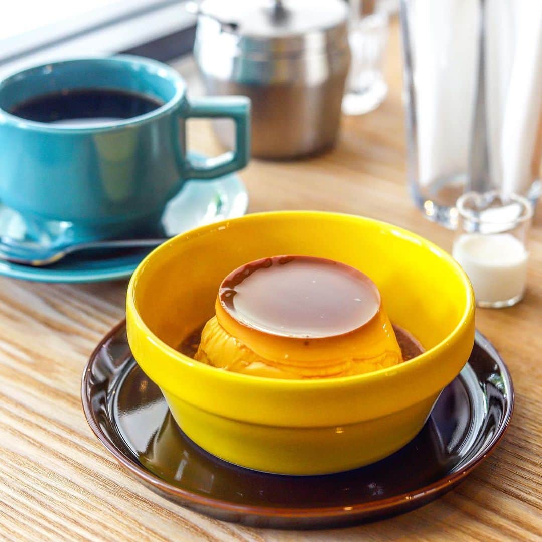 きょん。さんのインスタグラム写真 - (きょん。Instagram)「. .  喫茶なぎ @kissanagi  今年の8月にオープンした こちらの喫茶店がある場所は "リバーサイドしろきた34号棟”1F。  マンションの雰囲気とは 全く異なる表情をしていて 心地よいギャップが生まれてた。  日常風景を眺めながら ☕️＆🍮なんて 最＆高です。  adress:大阪府大阪市都島区毛馬町2-11-34  #喫茶なぎ#osaka#sweets#」9月26日 17時49分 - kyon_tokiiro