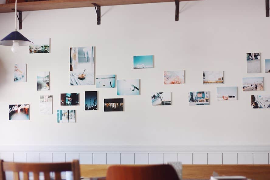 maruku. café さんのインスタグラム写真 - (maruku. café Instagram)「2019.9.26 thu  こんばんは。 maruku.cafeです。  先日の写真展「日常展」の様子です。  marukuの壁に ニチイロさん @nichi_iro__ の写真を飾り maruku.cafeの空気も一新。  あっという間にニチイロワールドになった空間には 私も圧倒されました。  marukuのお客さんや ニチイロさんのご友人、フォロワーの方など 本当にたくさんの方がお越し下さりました。  中には東京や愛知など 遠方から来てくださった方もいらっしゃり 私も大感動でした◎  皆様と過ごせた幸せな時間でした。  本当にありがとうございました＊。 展示はご好評につき 9/30(月)まで行っております。  ぜひ足をお運び下さい◎」9月26日 17時50分 - marukucafe
