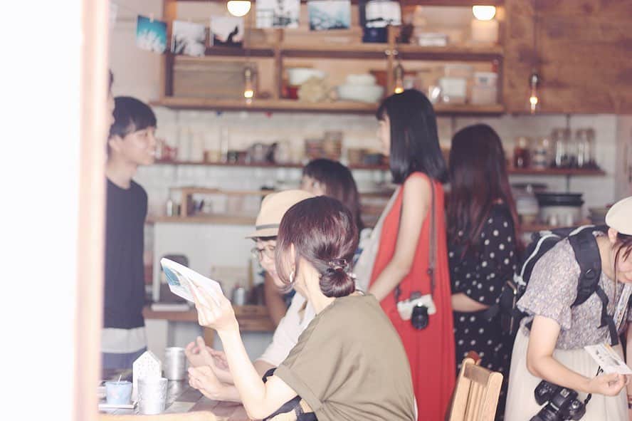 maruku. café さんのインスタグラム写真 - (maruku. café Instagram)「2019.9.26 thu  こんばんは。 maruku.cafeです。  先日の写真展「日常展」の様子です。  marukuの壁に ニチイロさん @nichi_iro__ の写真を飾り maruku.cafeの空気も一新。  あっという間にニチイロワールドになった空間には 私も圧倒されました。  marukuのお客さんや ニチイロさんのご友人、フォロワーの方など 本当にたくさんの方がお越し下さりました。  中には東京や愛知など 遠方から来てくださった方もいらっしゃり 私も大感動でした◎  皆様と過ごせた幸せな時間でした。  本当にありがとうございました＊。 展示はご好評につき 9/30(月)まで行っております。  ぜひ足をお運び下さい◎」9月26日 17時50分 - marukucafe