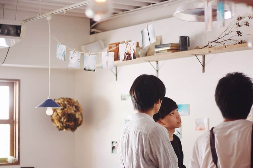 maruku. café のインスタグラム：「2019.9.26 thu  こんばんは。 maruku.cafeです。  先日の写真展「日常展」の様子です。  marukuの壁に ニチイロさん @nichi_iro__ の写真を飾り maruku.cafeの空気も一新。  あっという間にニチイロワールドになった空間には 私も圧倒されました。  marukuのお客さんや ニチイロさんのご友人、フォロワーの方など 本当にたくさんの方がお越し下さりました。  中には東京や愛知など 遠方から来てくださった方もいらっしゃり 私も大感動でした◎  皆様と過ごせた幸せな時間でした。  本当にありがとうございました＊。 展示はご好評につき 9/30(月)まで行っております。  ぜひ足をお運び下さい◎」