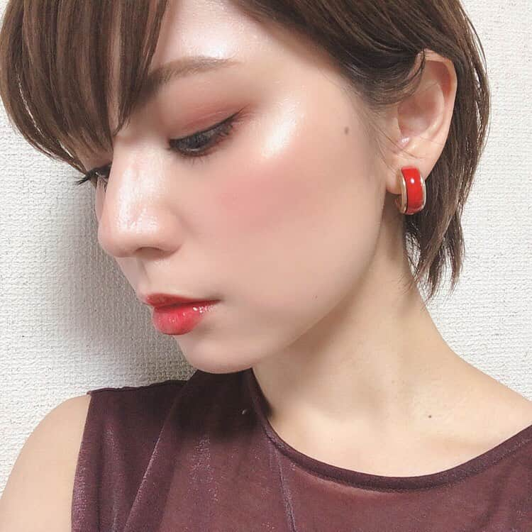 筒井愛実さんのインスタグラム写真 - (筒井愛実Instagram)「． BOBBI BROWN✔︎ ． 心斎橋DAIMARU限定のcheek &lip glossが凄い可愛い🤤♡ ． チークはピンク色だけど、肌に載せるとシックな発色で秋冬のメイクにピッタリ‼︎ ツヤ感もすっっごく綺麗で肌も綺麗に見える✨グロスには金色のラメが入っててこれもまた可愛い💕 ． チークはレギュラー商品にはないみたいやからコレは大切に使おう😭💘 ． #BOBBIBROWN #チーク #リップ #コスメ #秋コスメ #コスメ好きさんと繋がりたい #コスメ好き #コスメ購入品 #美容室 #ヘアサロン #ショートヘア #フリーモデル #大阪 #フリーモデル大阪 #筒井愛実 #関西 #日本 #インスタ映え #instagood #Japan #model #hair #photo #camera #girl #osaka #Instagram #instagramjapan #me」9月26日 17時51分 - manamin_158cm